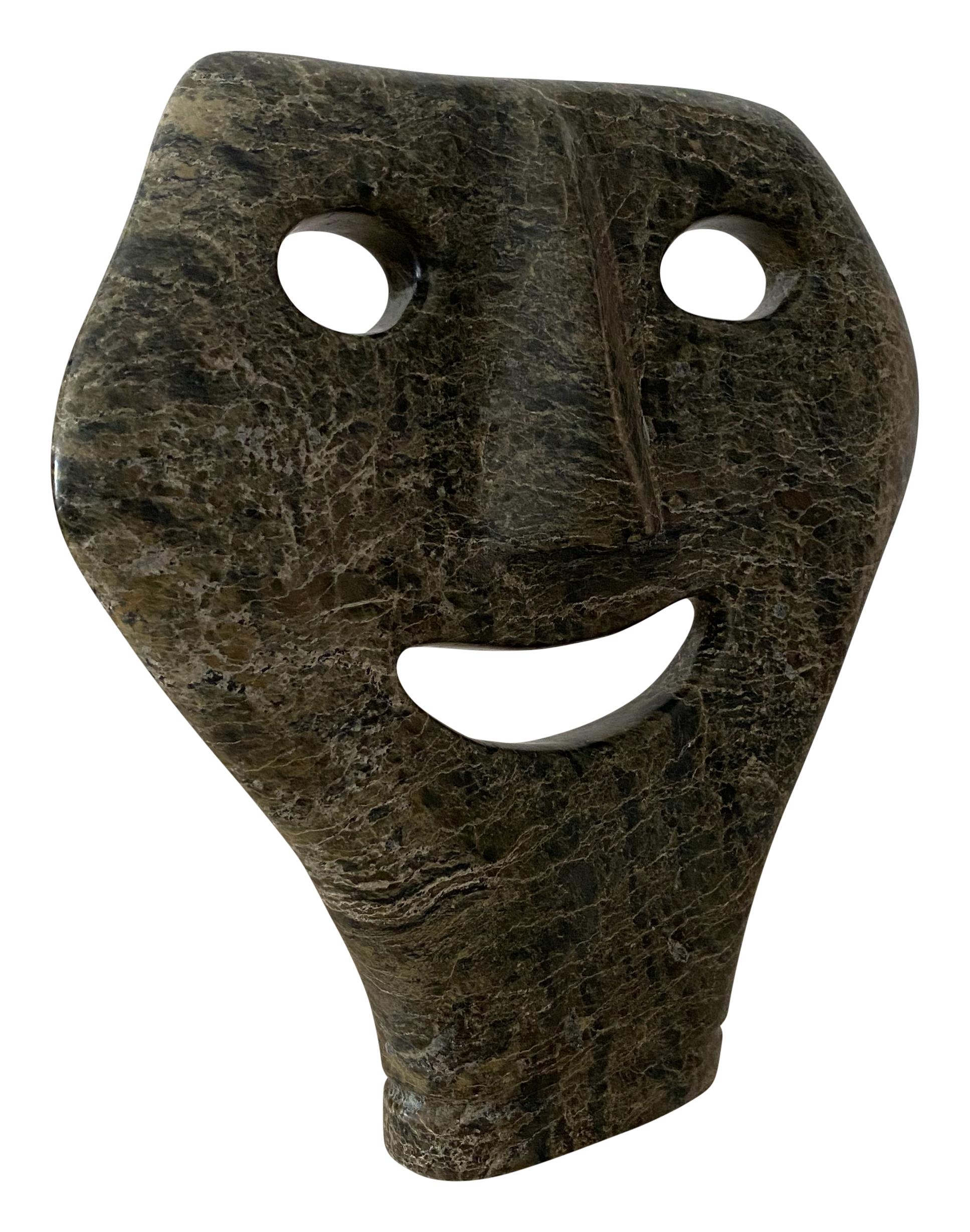 Sconosciuto Intuit Maschera in pietra verde intagliata Scultura figurativa in vendita