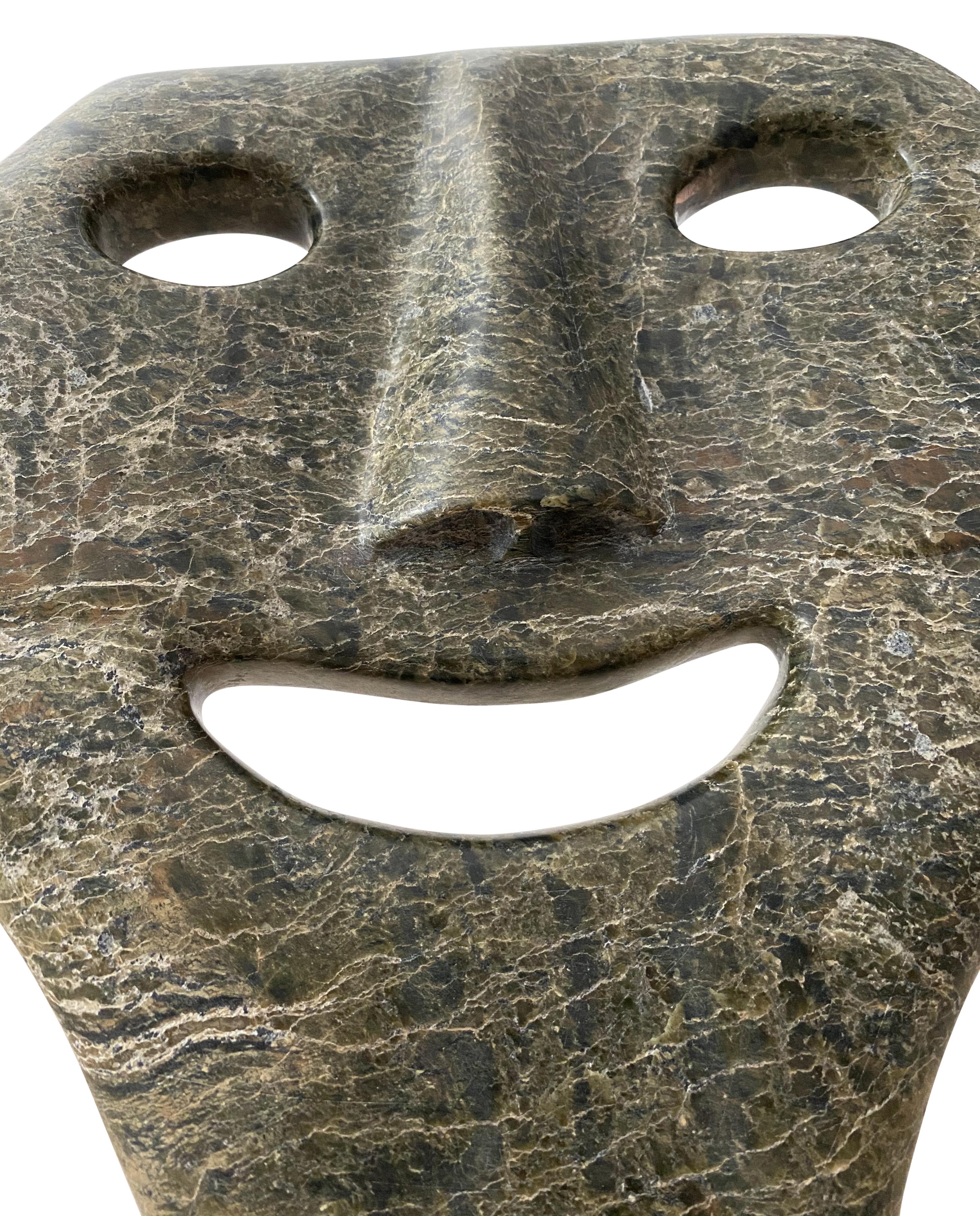 Intagliato Intuit Maschera in pietra verde intagliata Scultura figurativa in vendita