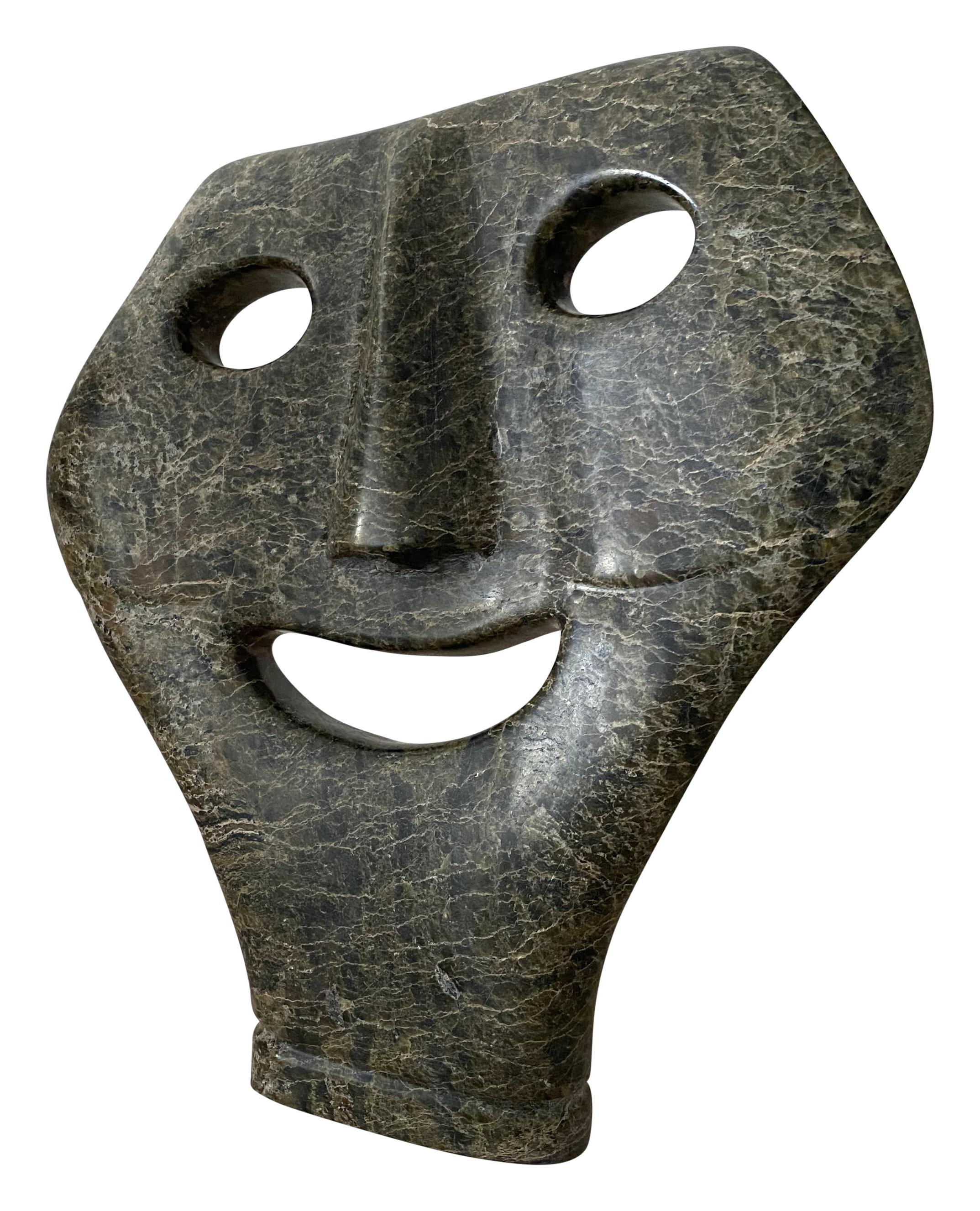 20ième siècle Sculpture figurative du masque sculpté en pierre verte en vente