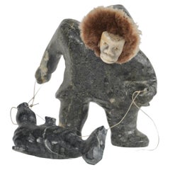 Sculpture en pierre précieuse de l'artiste inuit George Noah « Le chasseur de sceaux » rankin