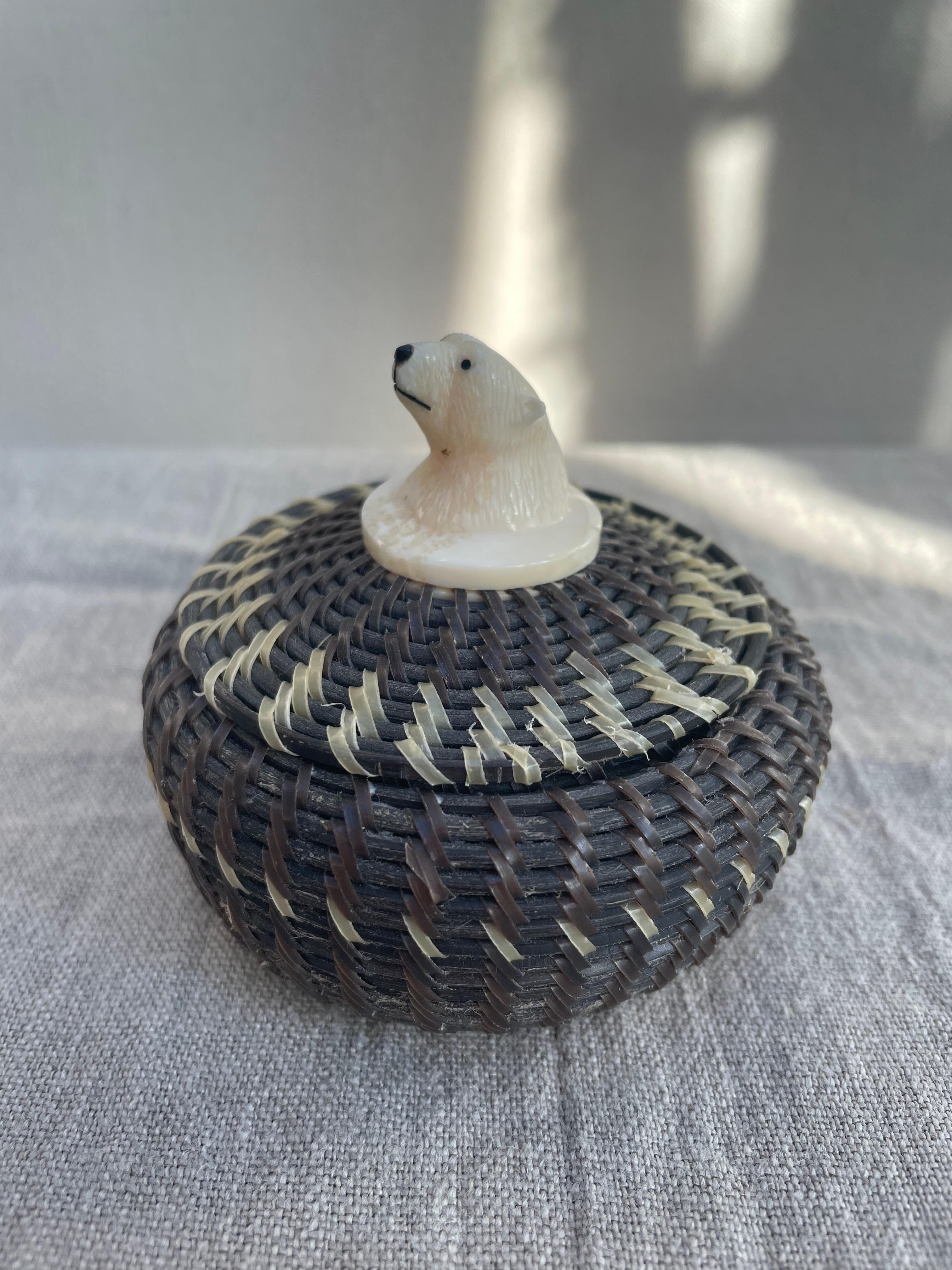 Inuit Baleen-Korb mit Eisbär-Finial aus Walross-Elfenbein von John Hank (amerikanisch) im Angebot