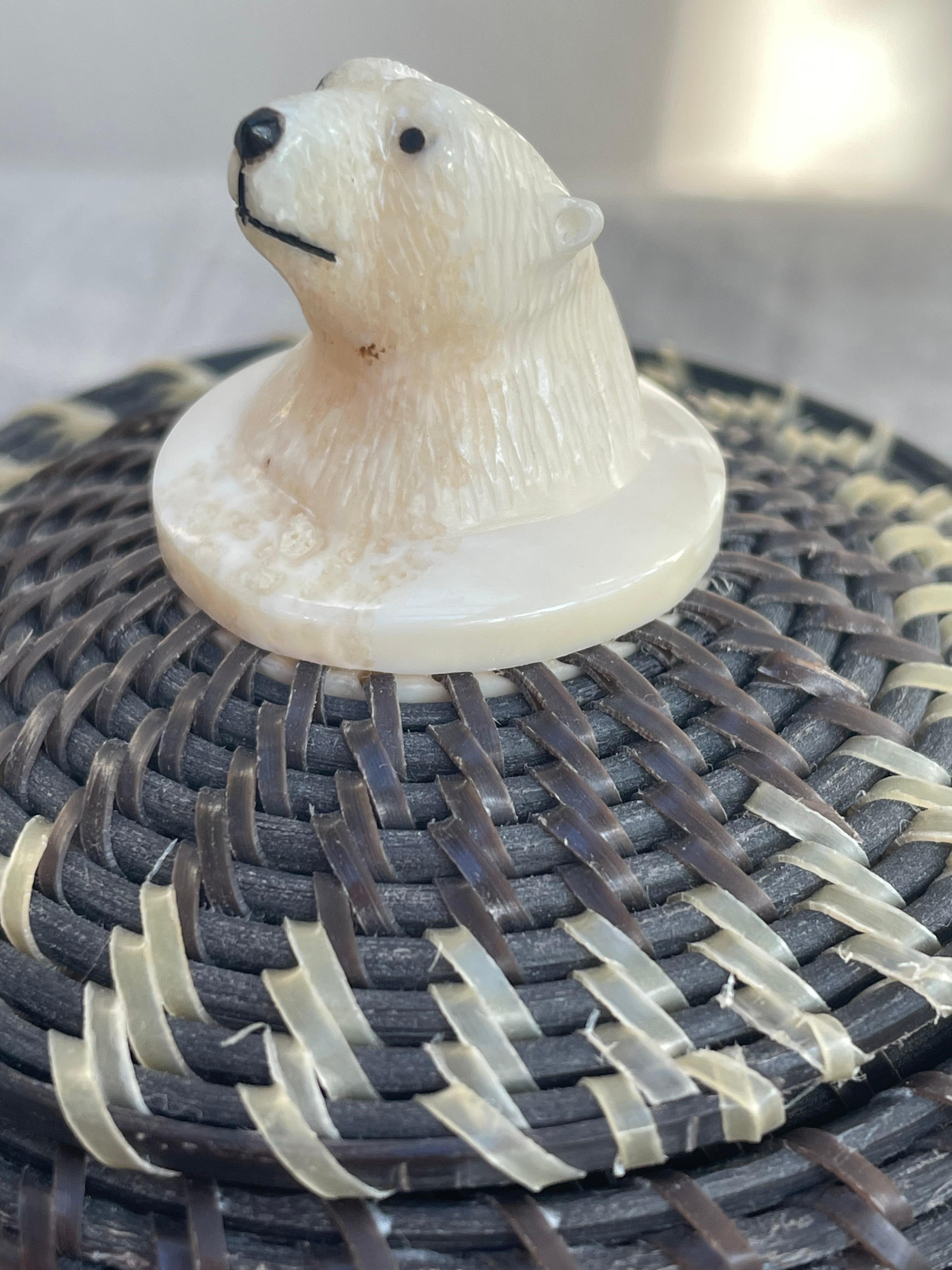 Inuit Baleen-Korb mit Eisbär-Finial aus Walross-Elfenbein von John Hank (Handgeschnitzt) im Angebot