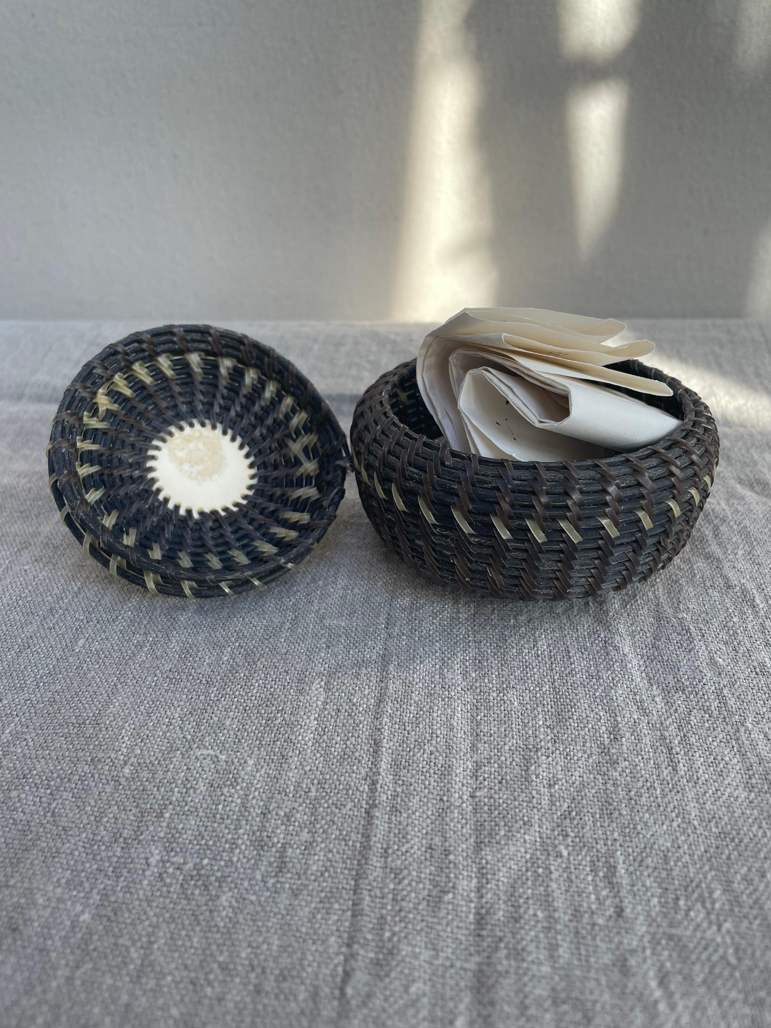 Inuit Baleen-Korb mit Eisbär-Finial aus Walross-Elfenbein von John Hank im Zustand „Hervorragend“ im Angebot in Northport, MI