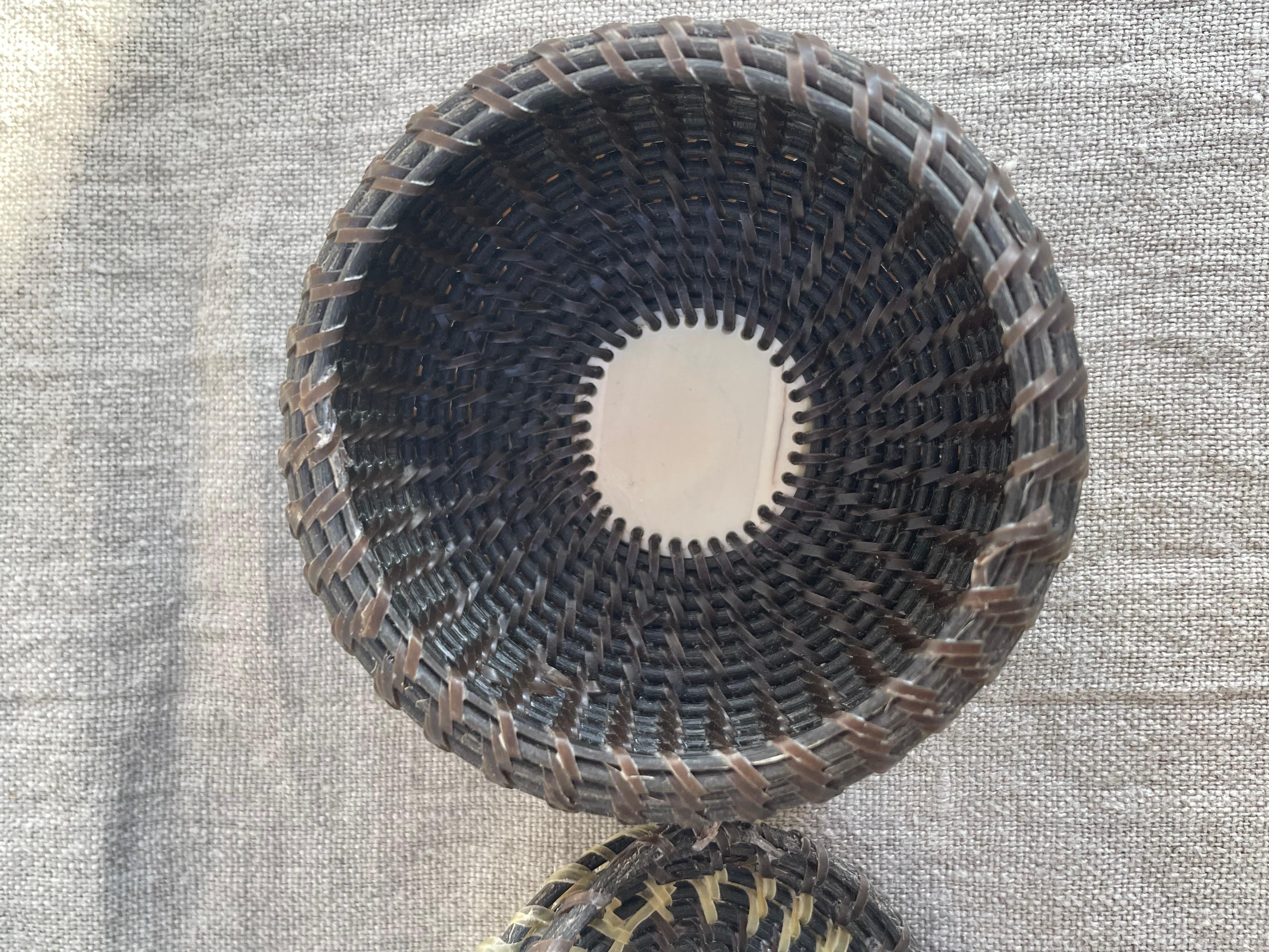 Inuit Baleen-Korb mit Eisbär-Finial aus Walross-Elfenbein von John Hank (20. Jahrhundert) im Angebot
