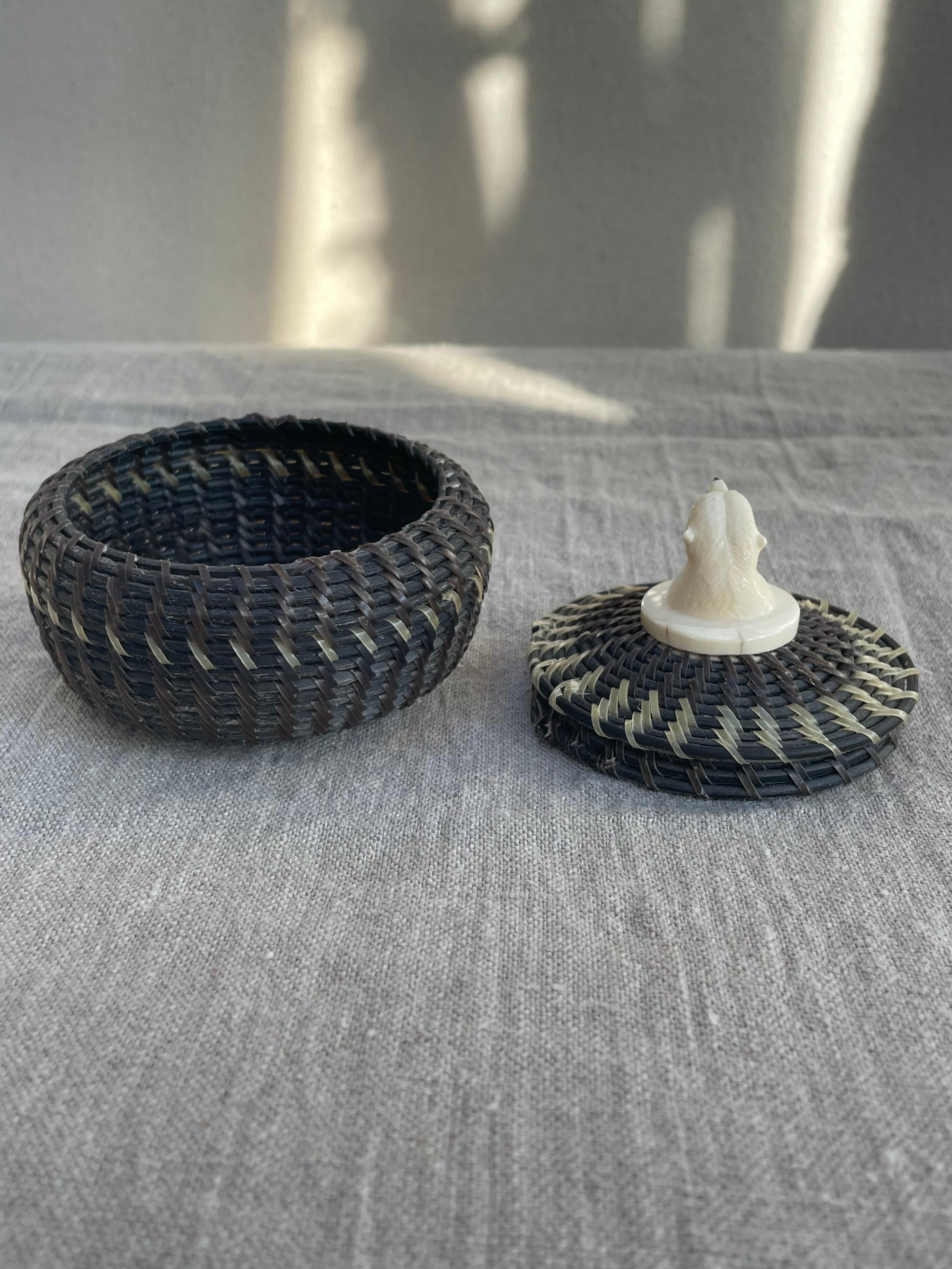 Inuit Baleen-Korb mit Eisbär-Finial aus Walross-Elfenbein von John Hank im Angebot 2