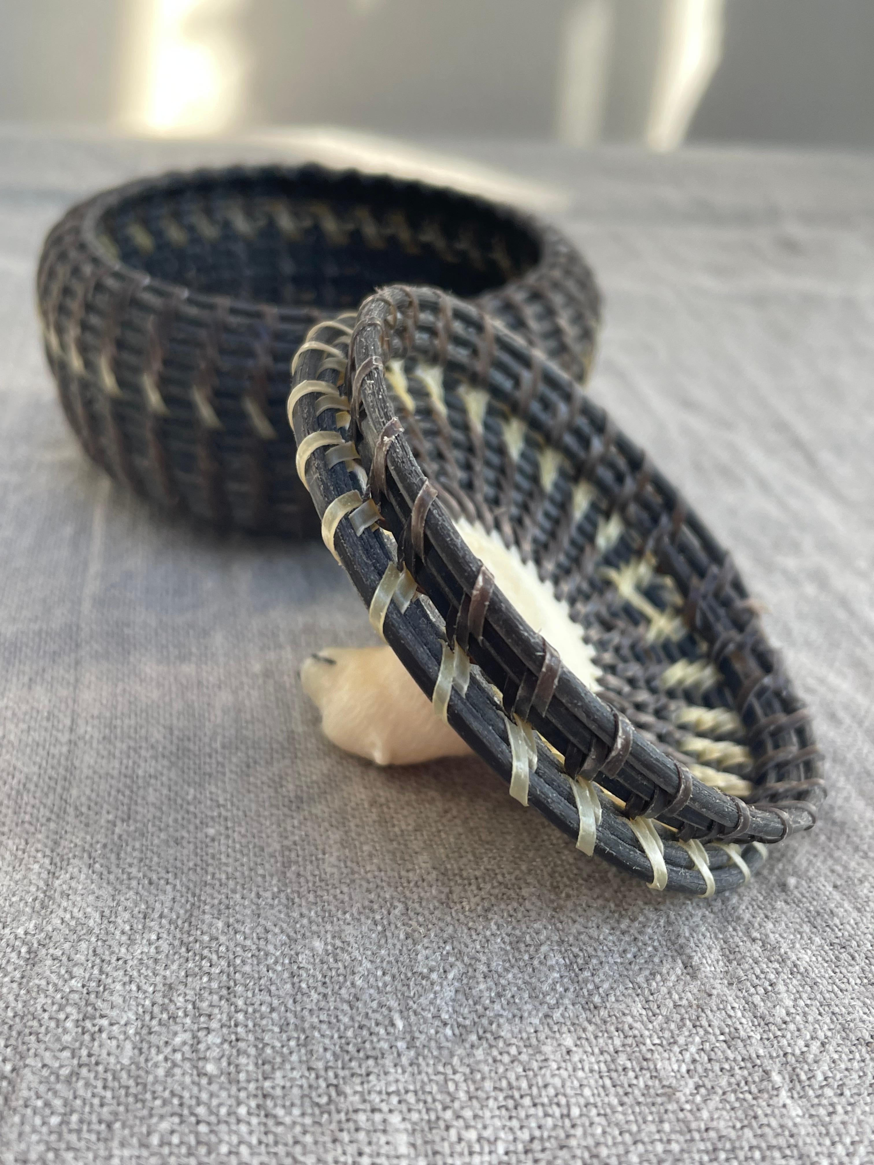 Inuit Baleen-Korb mit Eisbär-Finial aus Walross-Elfenbein von John Hank im Angebot 3