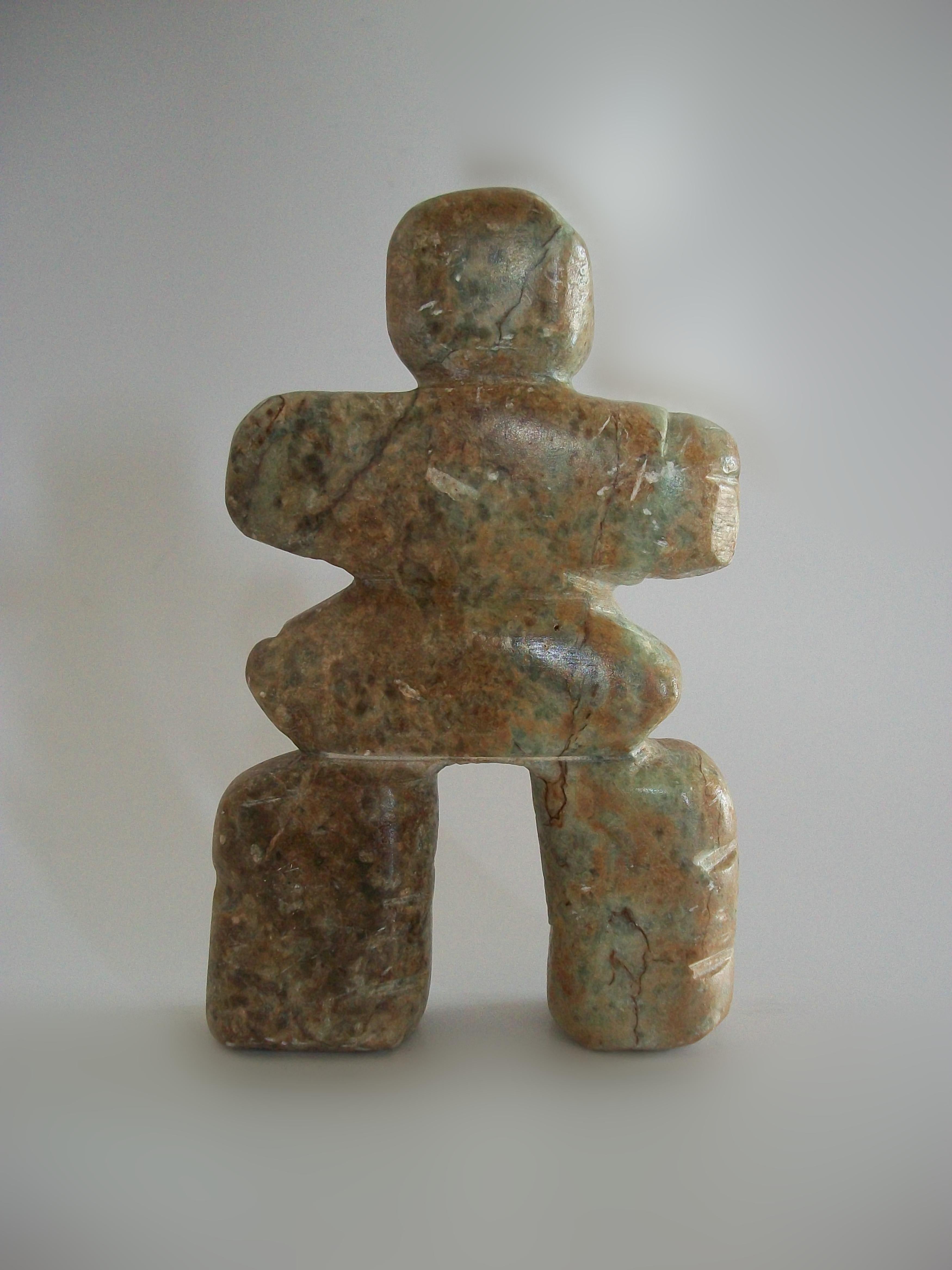 Inukshuk Inuit Sculpture en pierre à savon - Signée - Canada - Fin du 20e siècle en vente 3