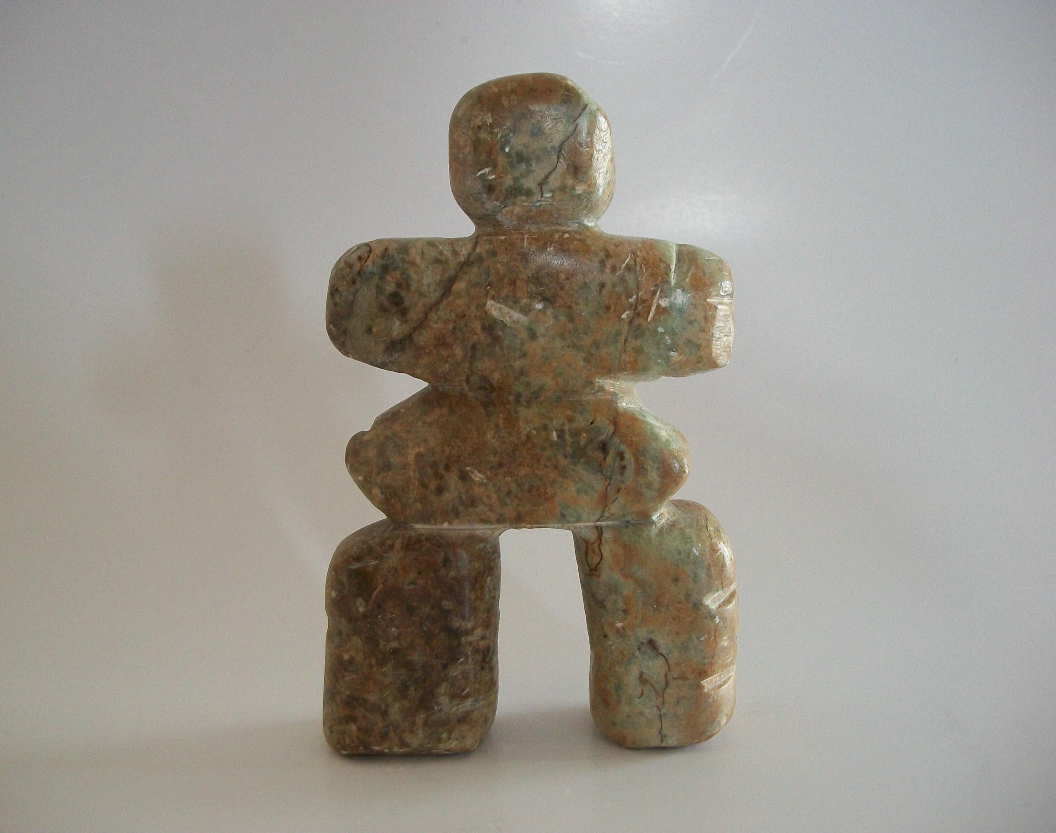 Inukshuk Inuit Sculpture en pierre à savon - Signée - Canada - Fin du 20e siècle en vente 4