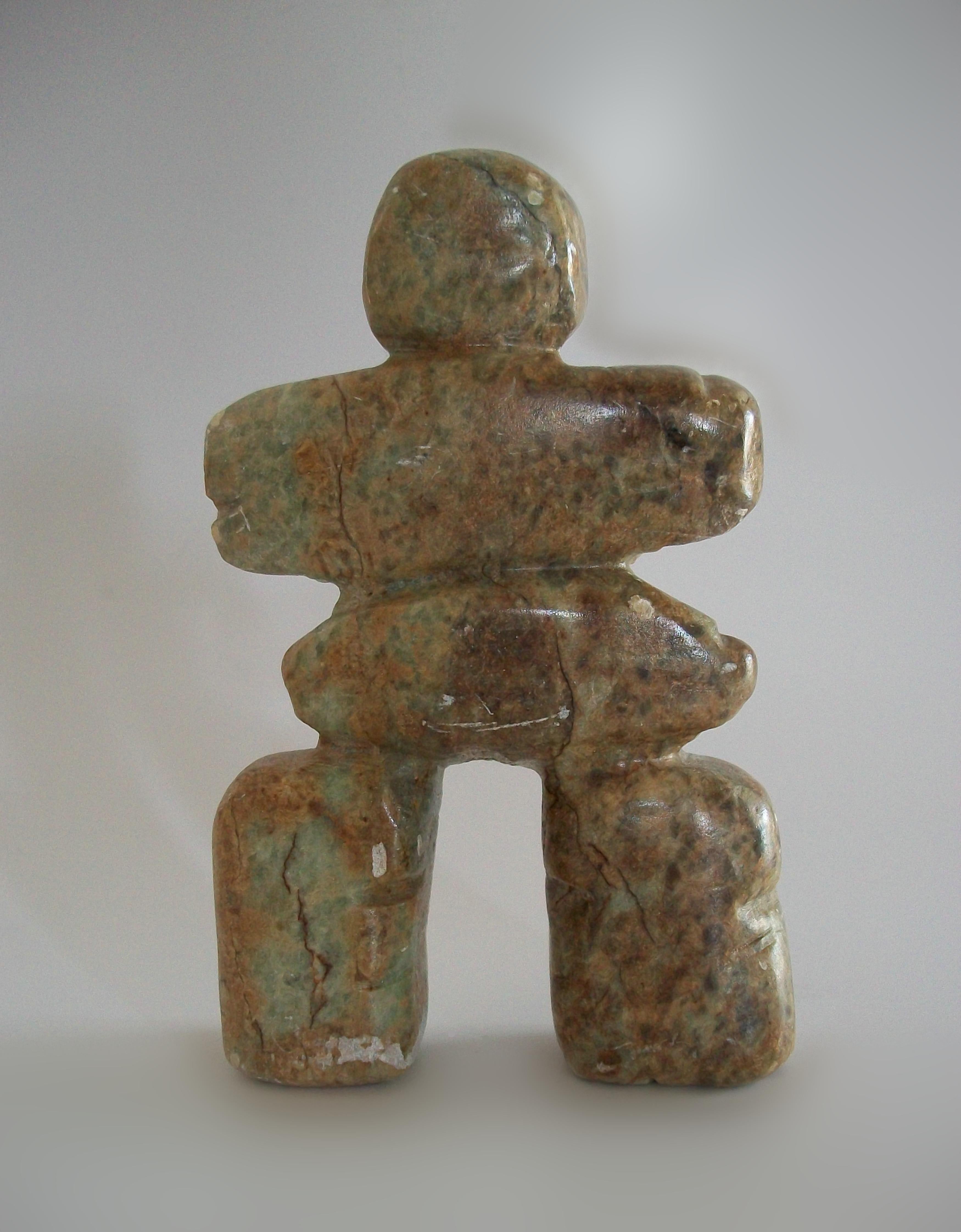 Inukshuk Inuit Sculpture en pierre à savon - Signée - Canada - Fin du 20e siècle en vente 5