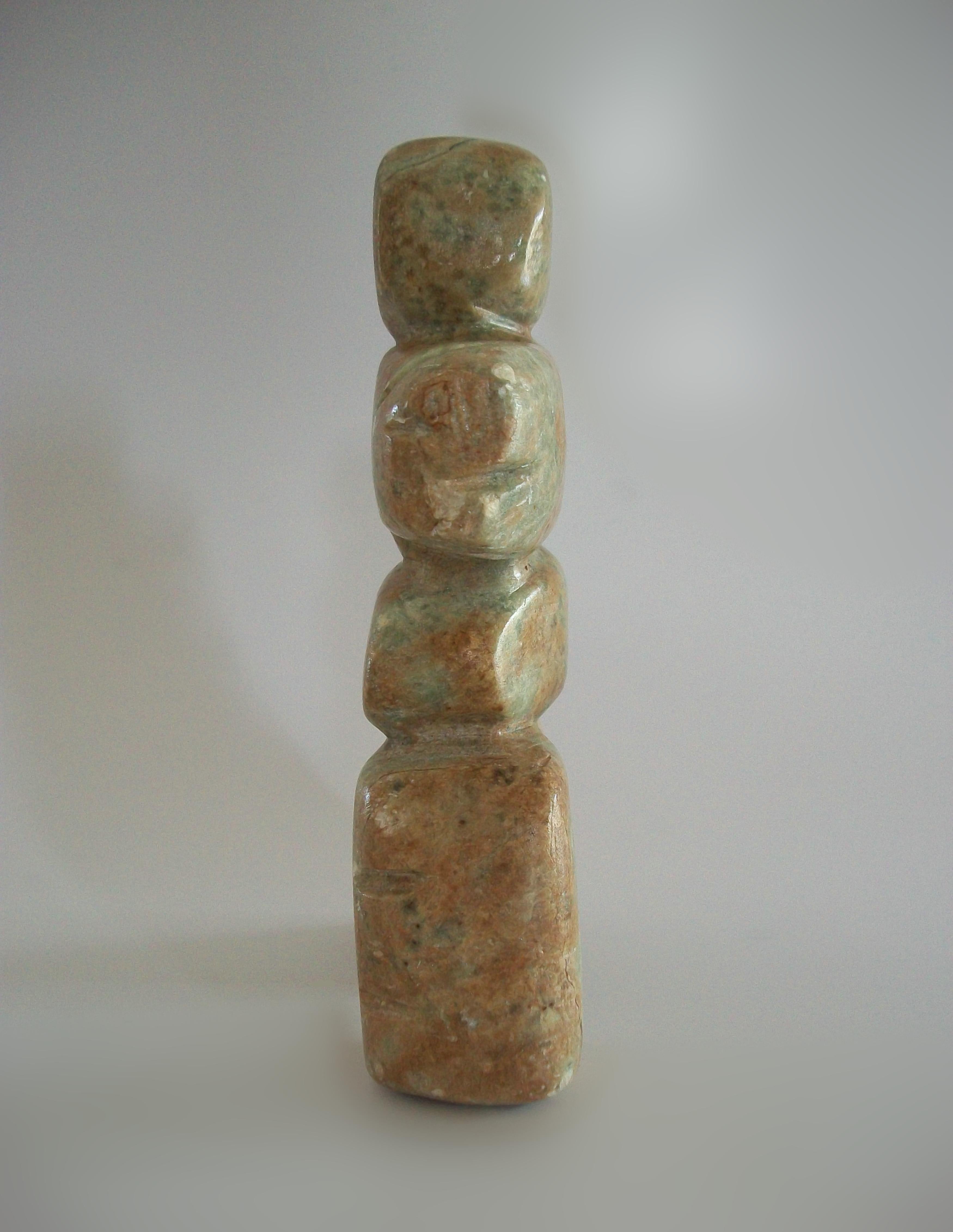 Inukshuk Inuit Sculpture en pierre à savon - Signée - Canada - Fin du 20e siècle en vente 6