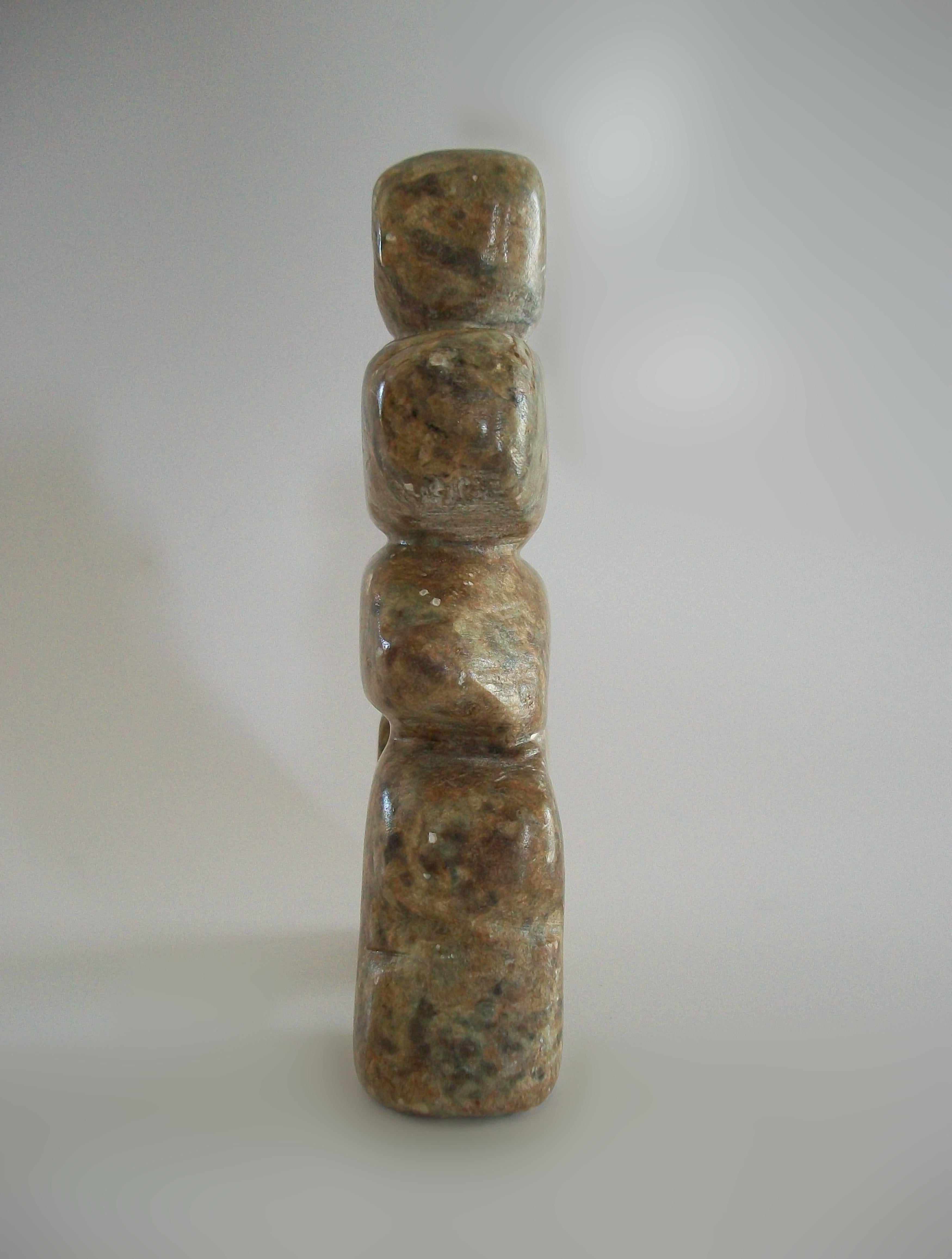 Inukshuk Inuit Sculpture en pierre à savon - Signée - Canada - Fin du 20e siècle en vente 7