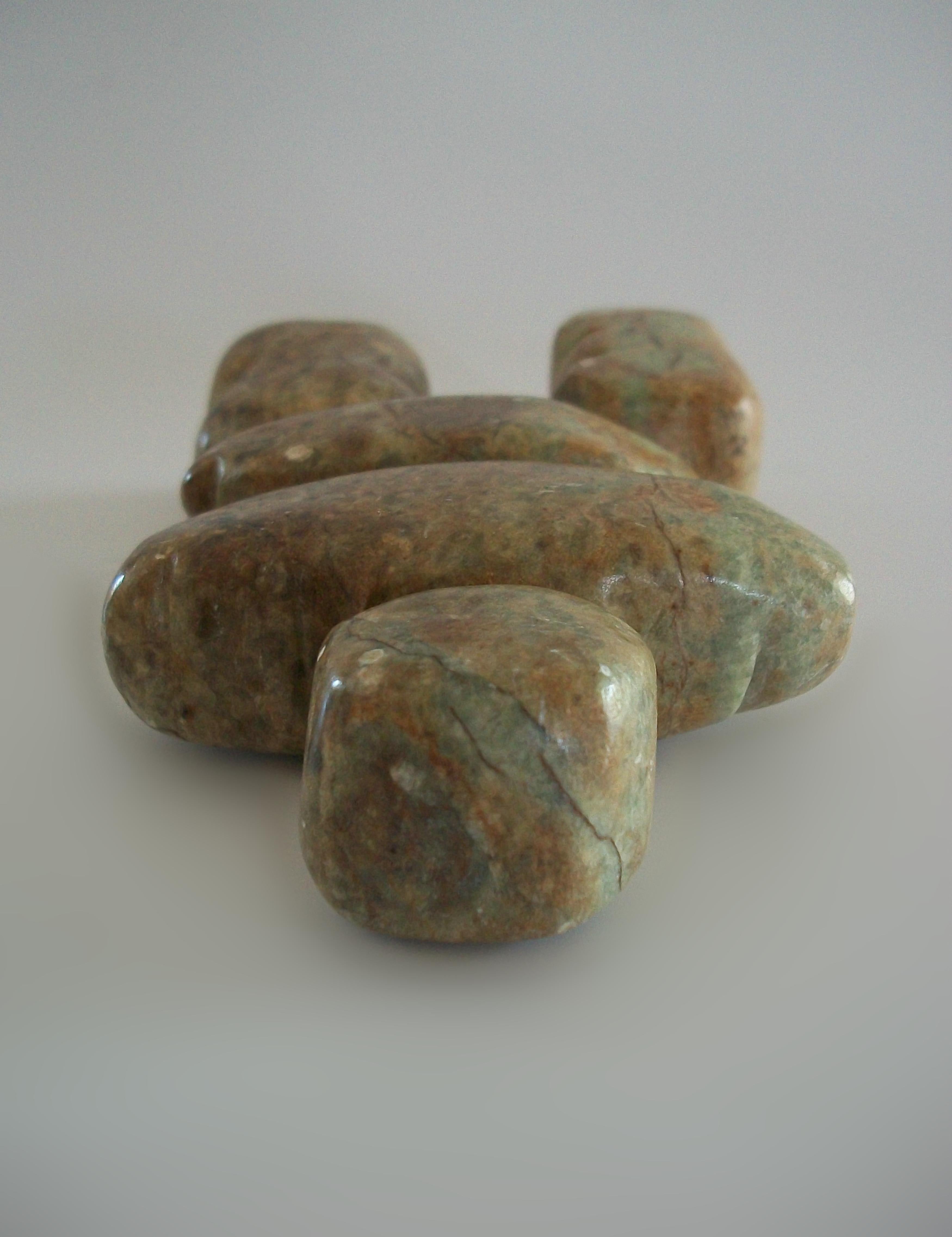 Inukshuk Inuit Sculpture en pierre à savon - Signée - Canada - Fin du 20e siècle en vente 8