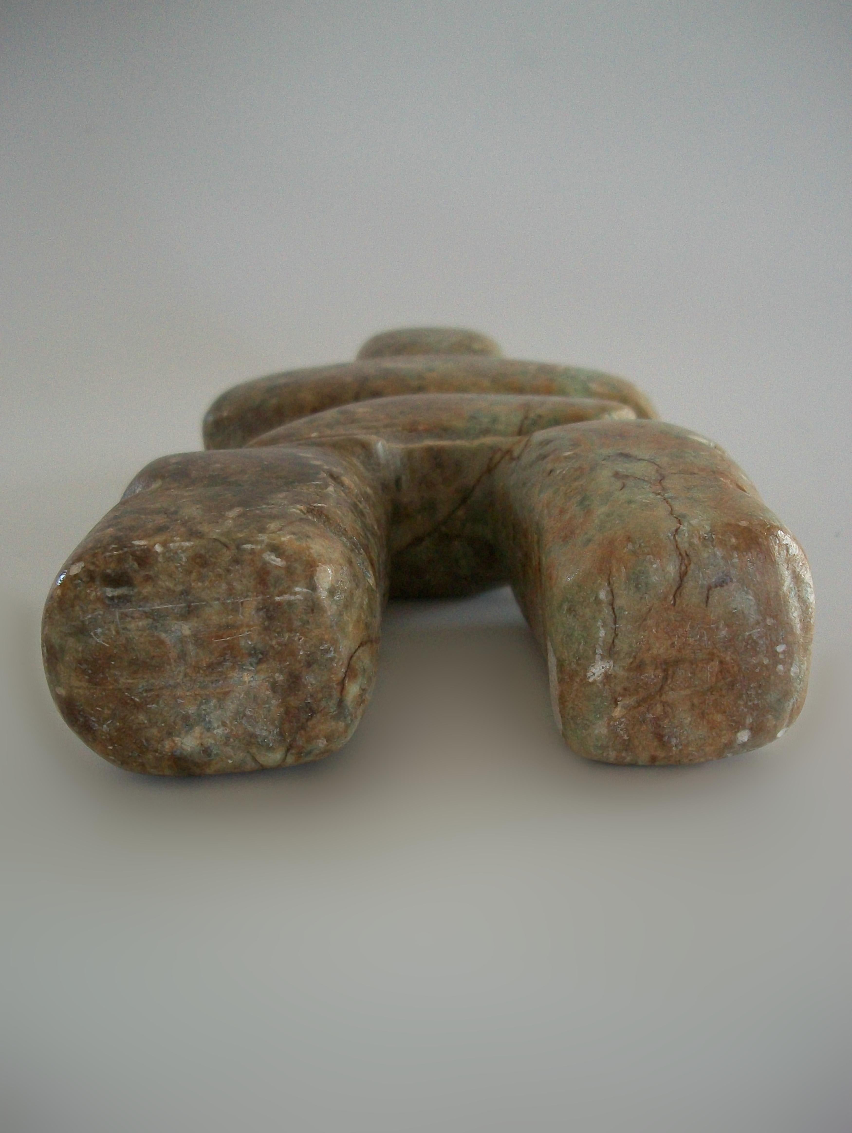 Inukshuk Inuit Sculpture en pierre à savon - Signée - Canada - Fin du 20e siècle en vente 9
