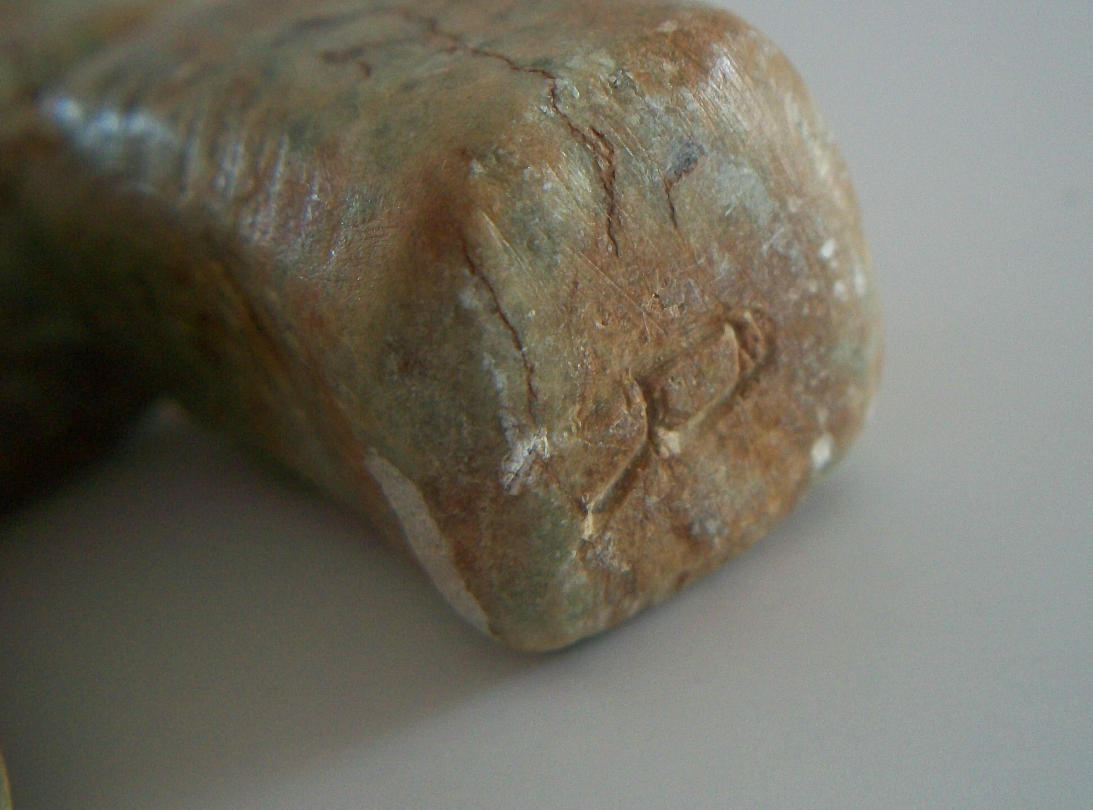 Inukshuk Inuit Sculpture en pierre à savon - Signée - Canada - Fin du 20e siècle en vente 10