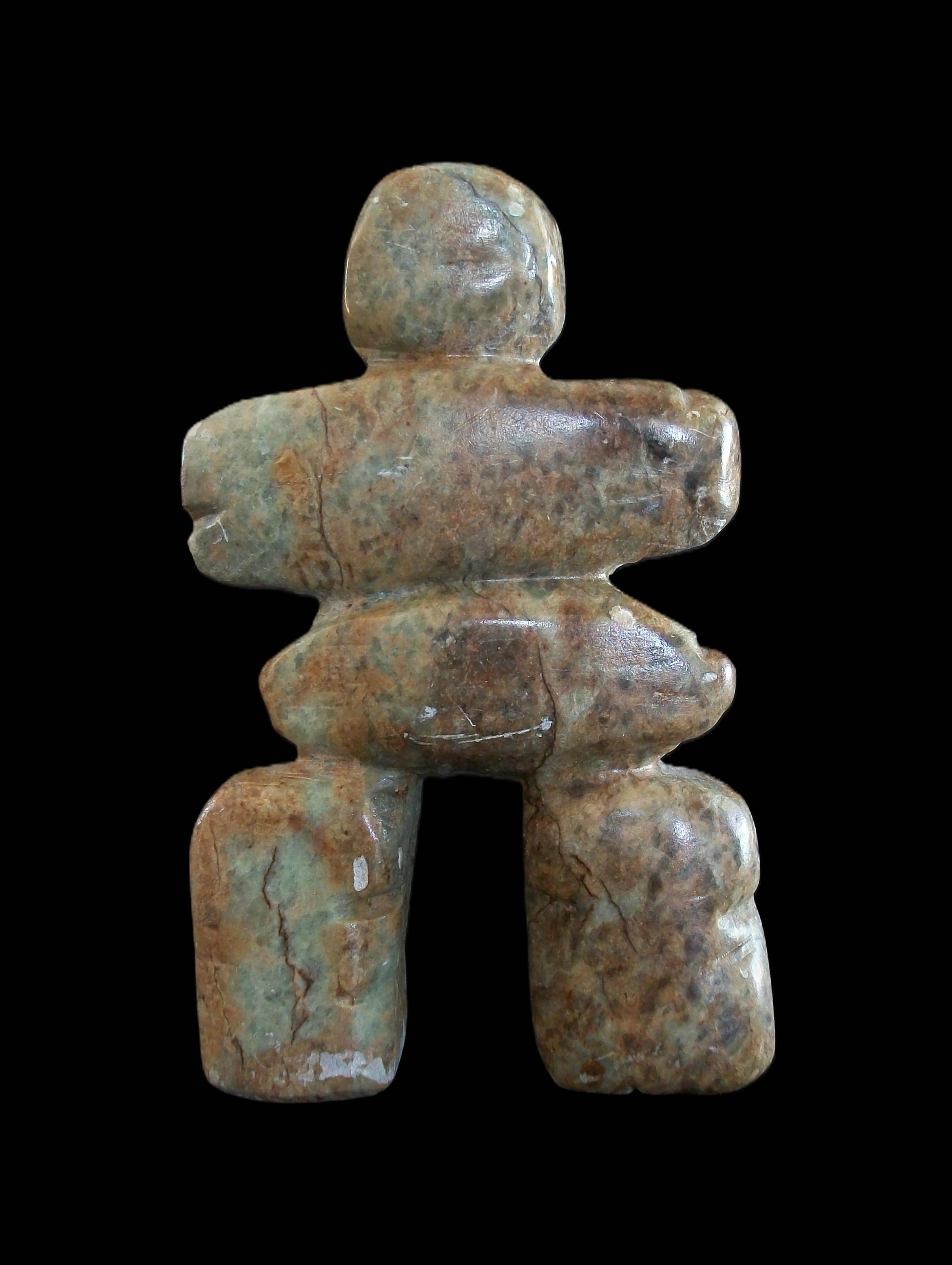 Amérindien Inukshuk Inuit Sculpture en pierre à savon - Signée - Canada - Fin du 20e siècle en vente