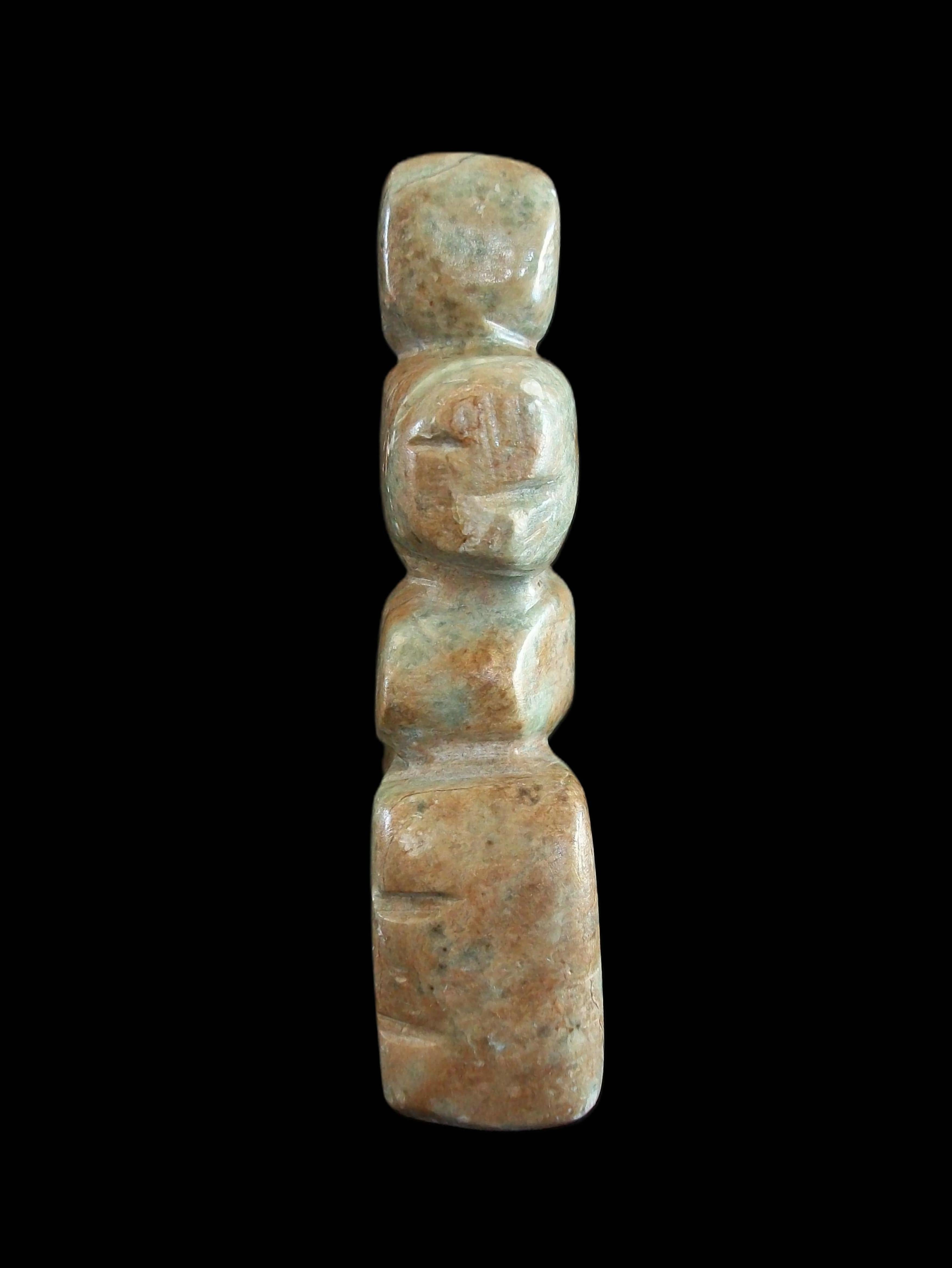 Canadien Inukshuk Inuit Sculpture en pierre à savon - Signée - Canada - Fin du 20e siècle en vente