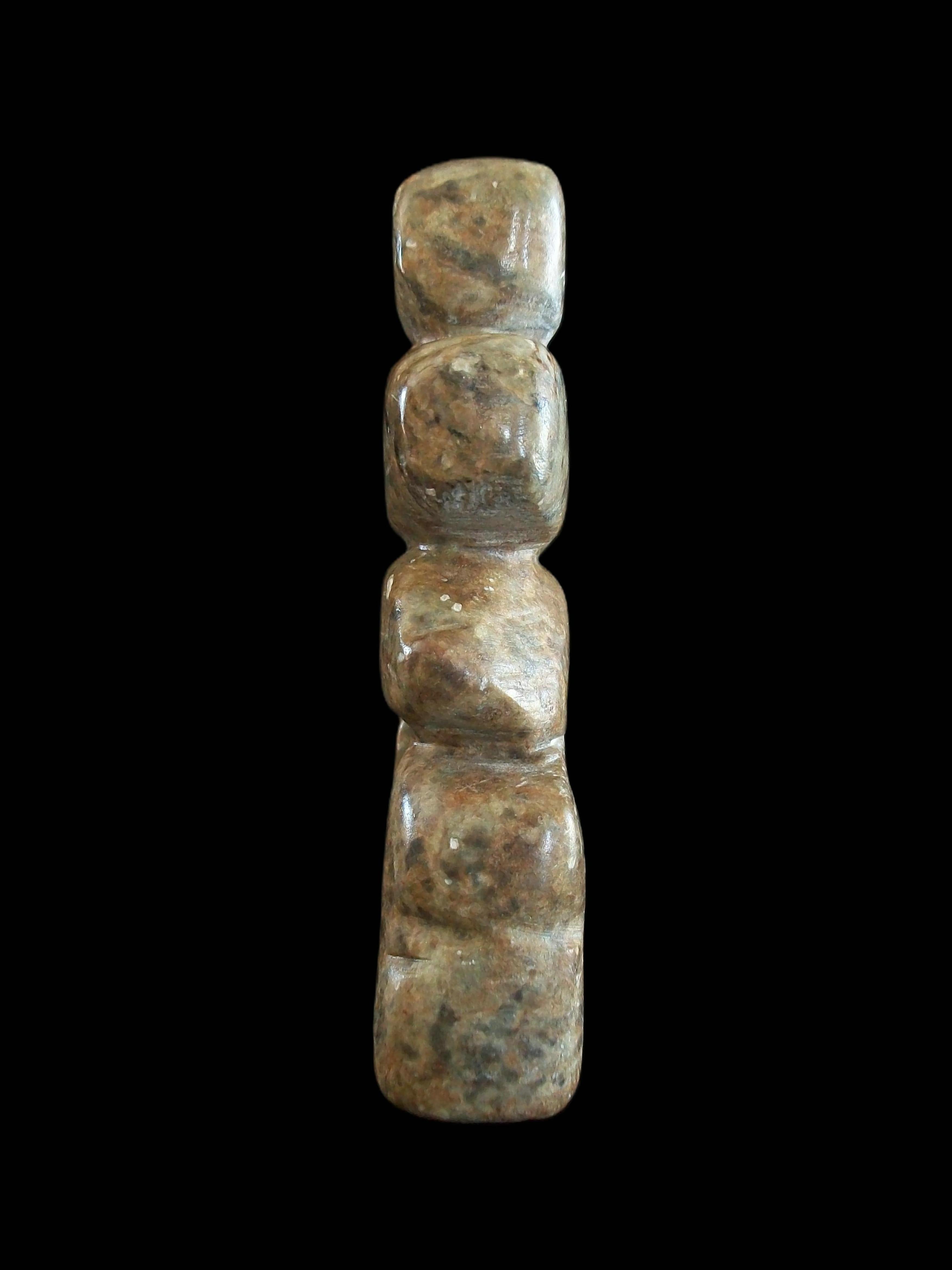 Sculpté à la main Inukshuk Inuit Sculpture en pierre à savon - Signée - Canada - Fin du 20e siècle en vente
