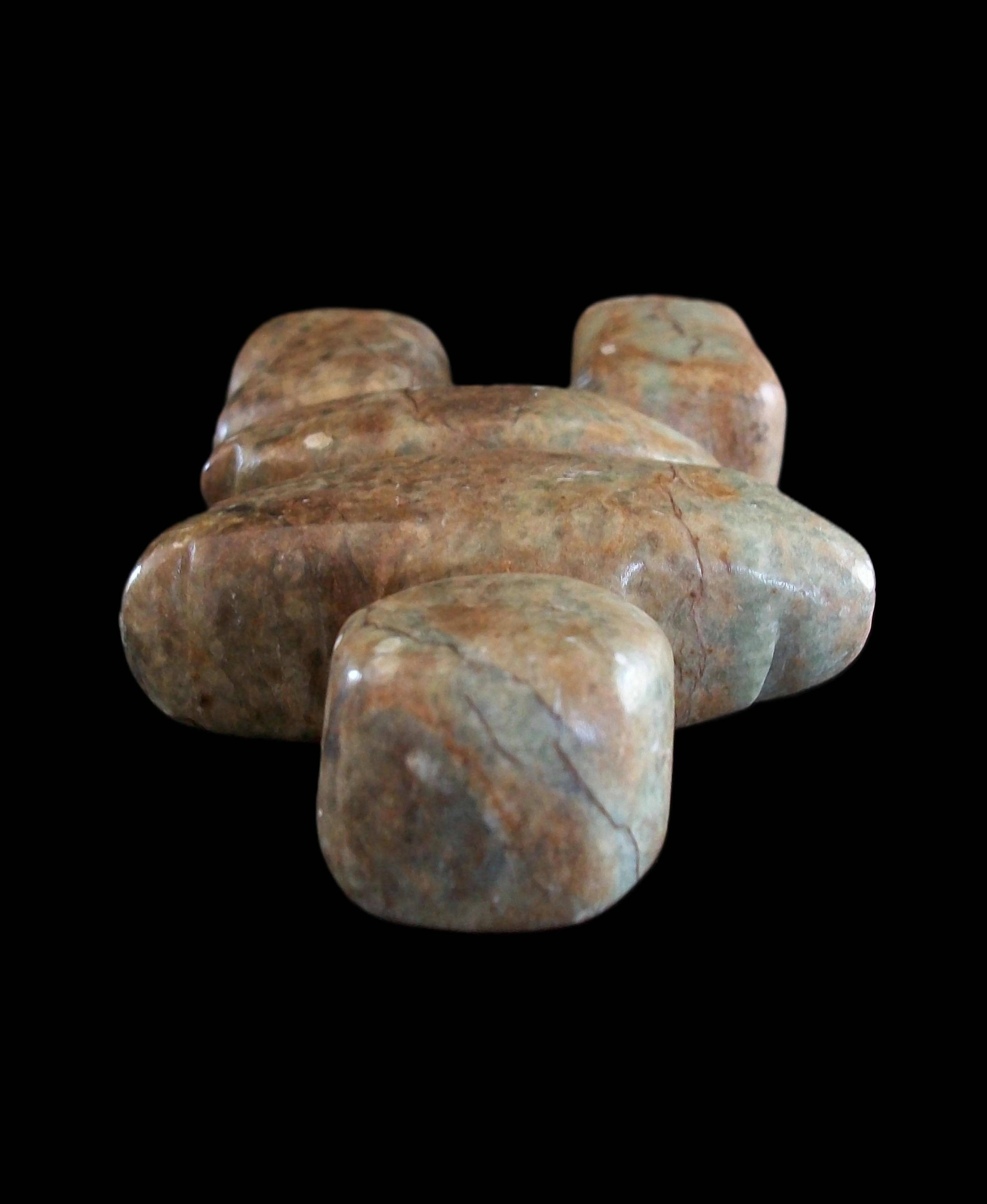 Inukshuk Inuit Sculpture en pierre à savon - Signée - Canada - Fin du 20e siècle Bon état - En vente à Chatham, ON
