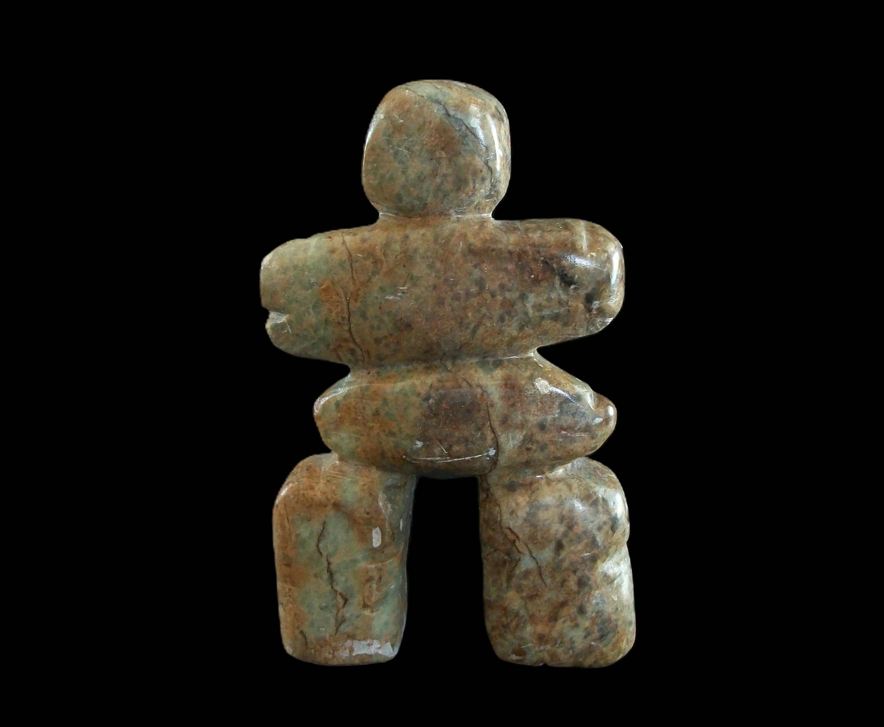 20ième siècle Inukshuk Inuit Sculpture en pierre à savon - Signée - Canada - Fin du 20e siècle en vente