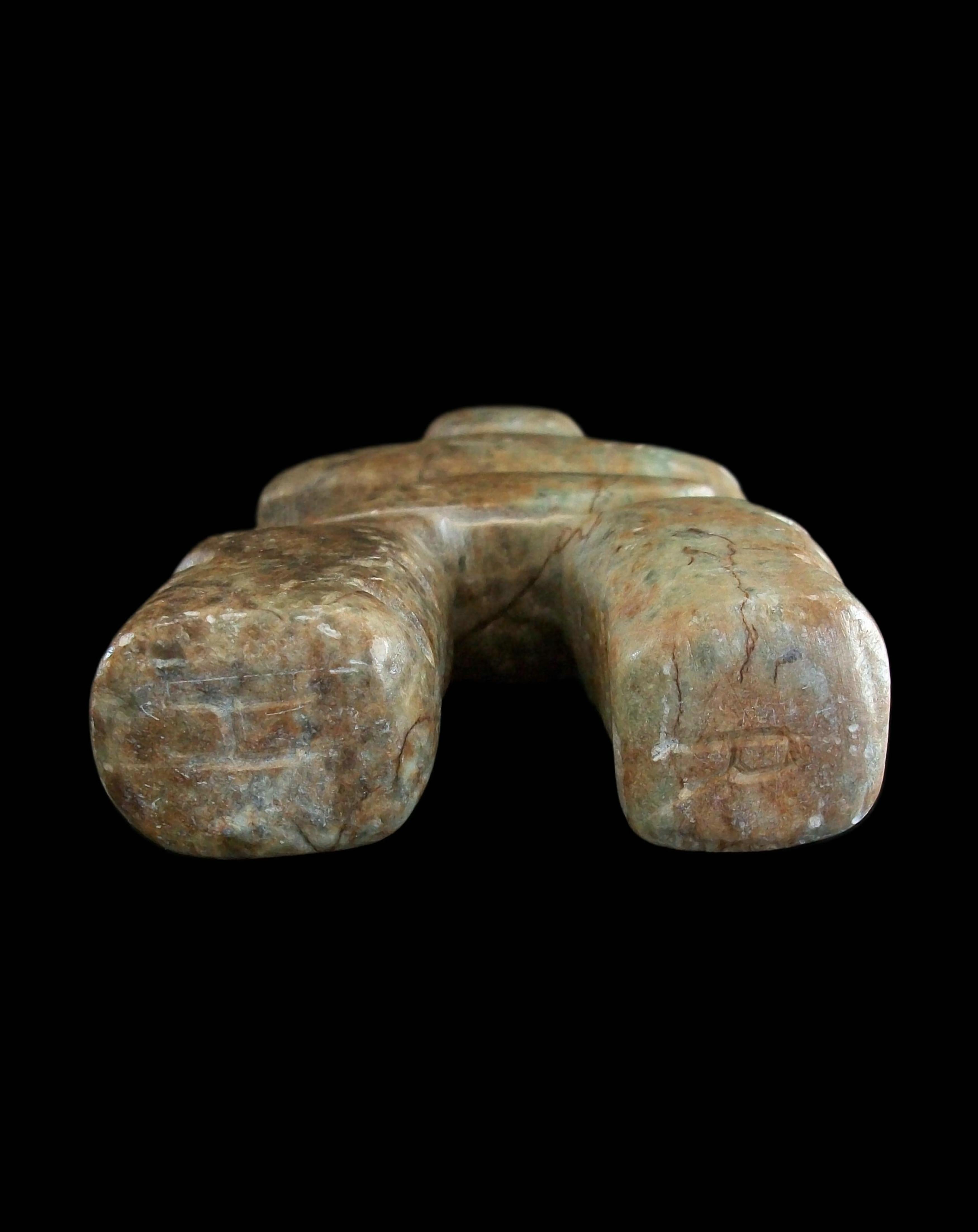 Stéatite Inukshuk Inuit Sculpture en pierre à savon - Signée - Canada - Fin du 20e siècle en vente