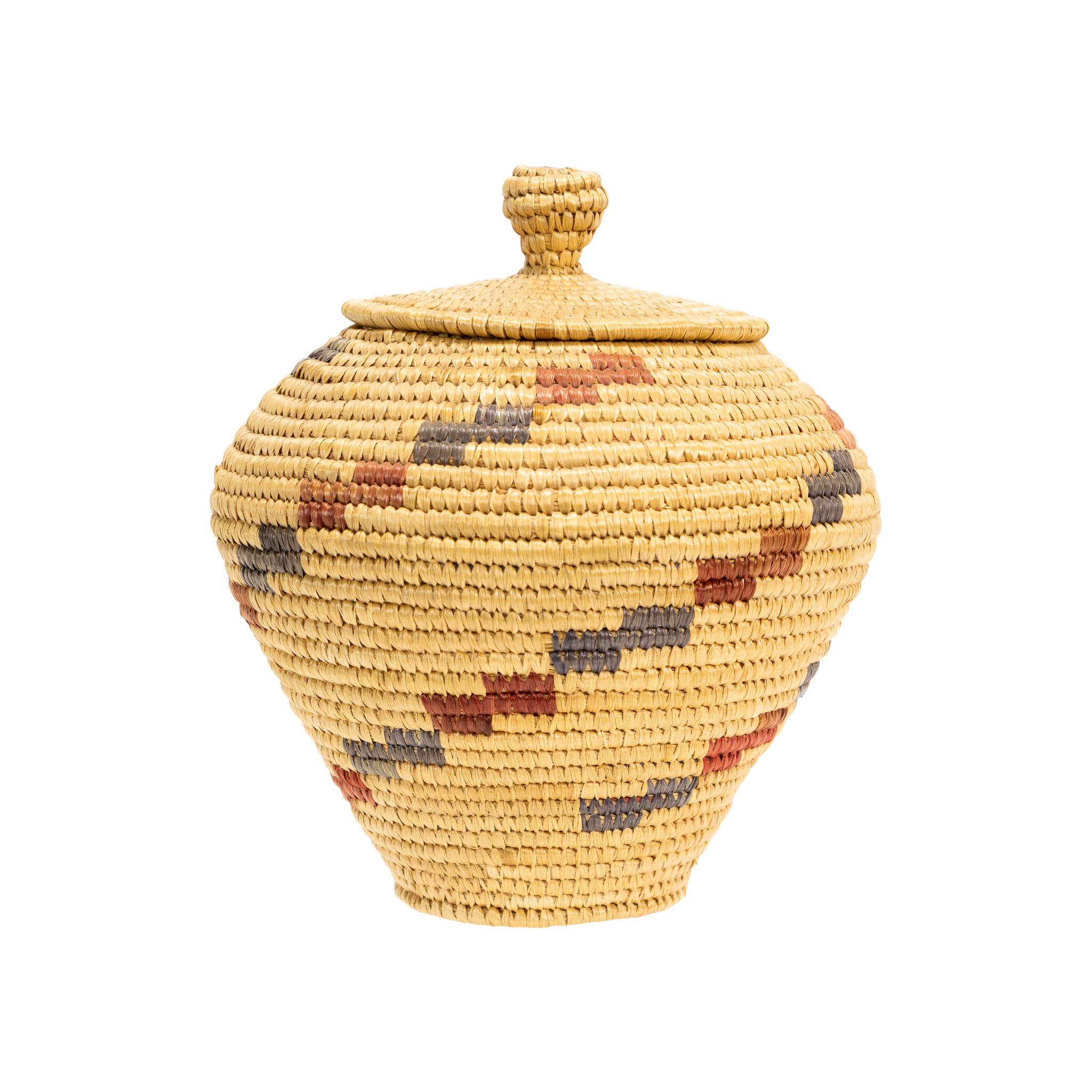 Inuit Lidded Basket In Good Condition For Sale In Coeur d'Alene, ID