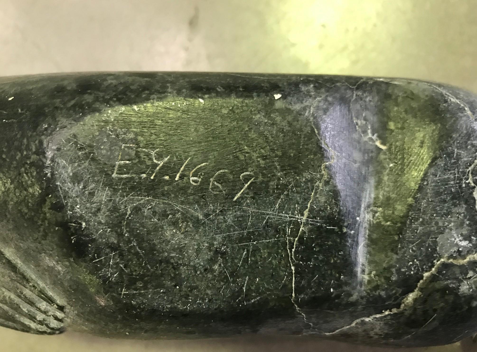 Escultura de morsa tallada en piedra firmada por un esquimal inuit nativo americano en venta 1
