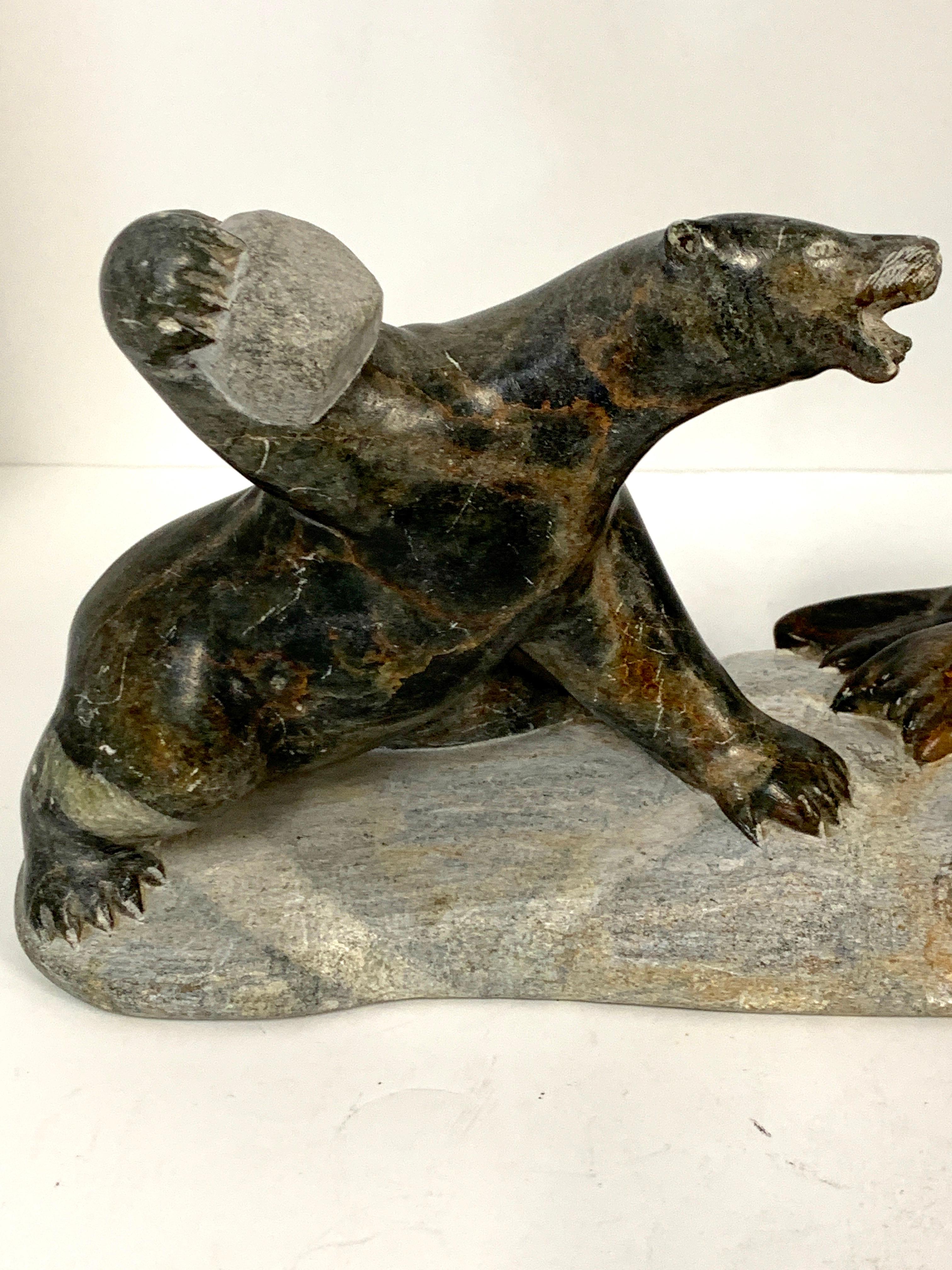 Skulptur der Inuit, Bär, der Walrus angegriffen hat (20. Jahrhundert) im Angebot