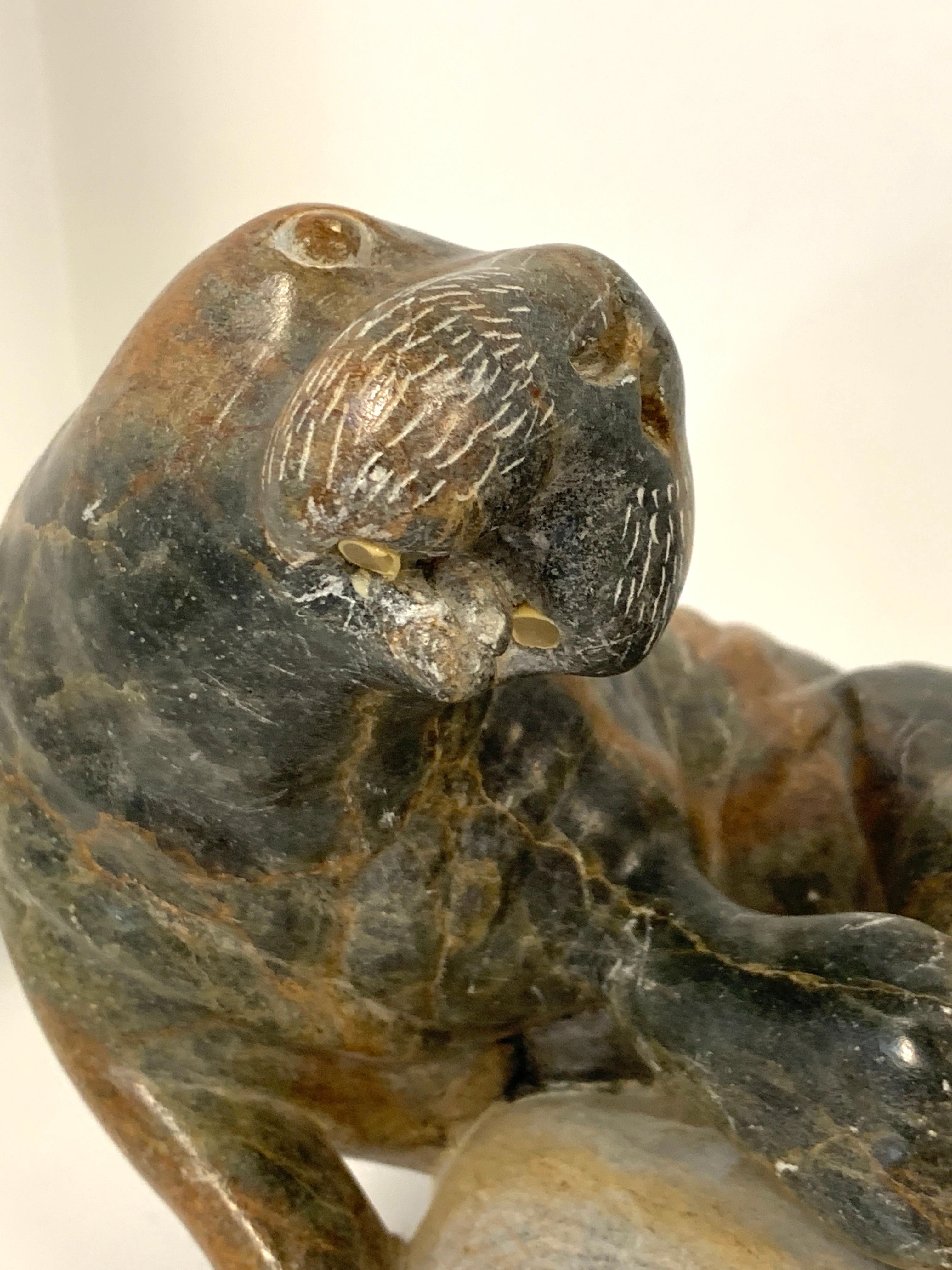 Skulptur der Inuit, Bär, der Walrus angegriffen hat im Angebot 1