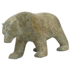 Sculpture inuite d'un ours polaire marchant sculpte en serpentinite contemporaine