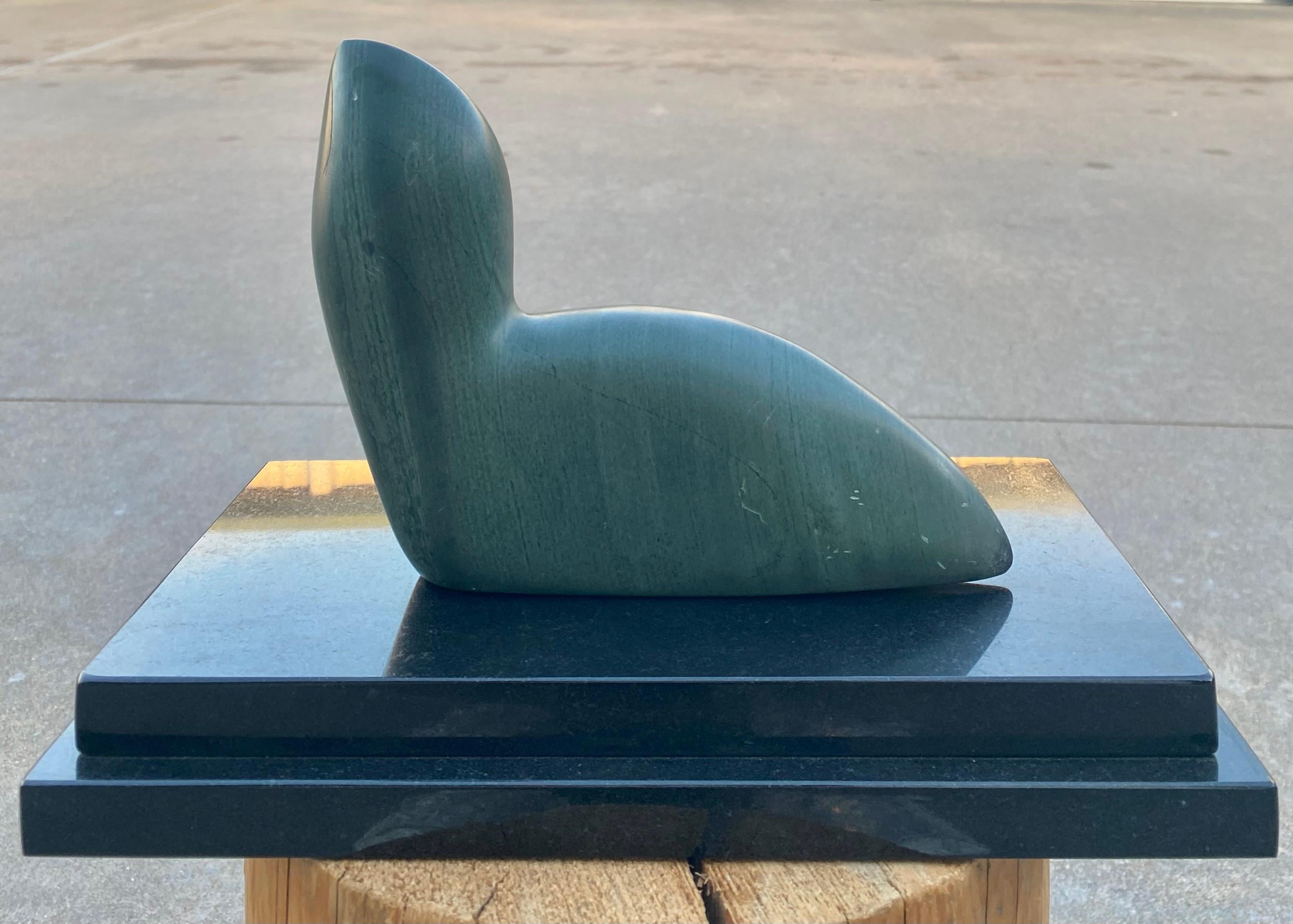 Inuit Siegel-Skulptur auf schwarzem Marmorsockel (1980) im Angebot 2