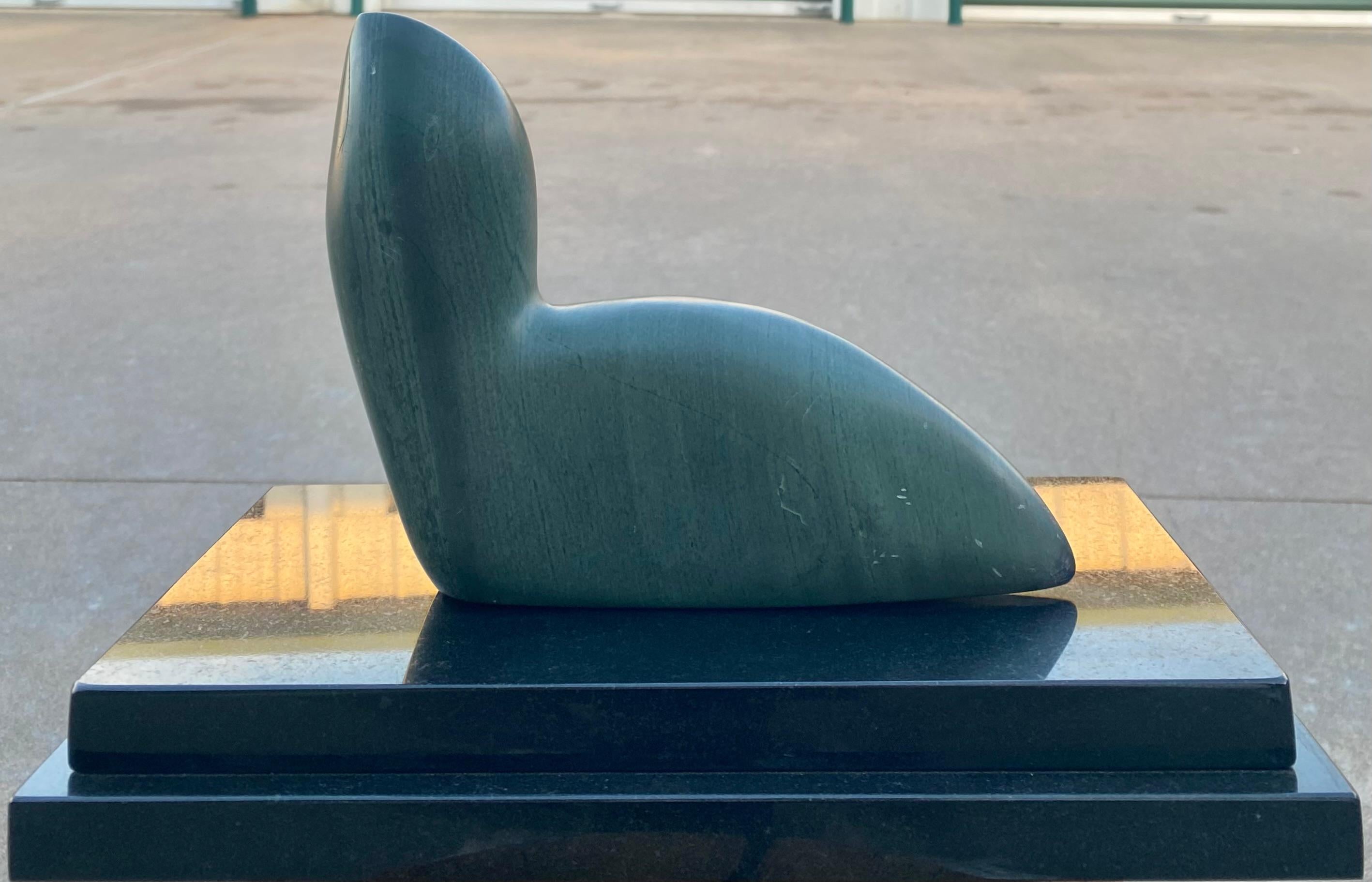 Inuit Siegel-Skulptur auf schwarzem Marmorsockel (1980) im Angebot 3