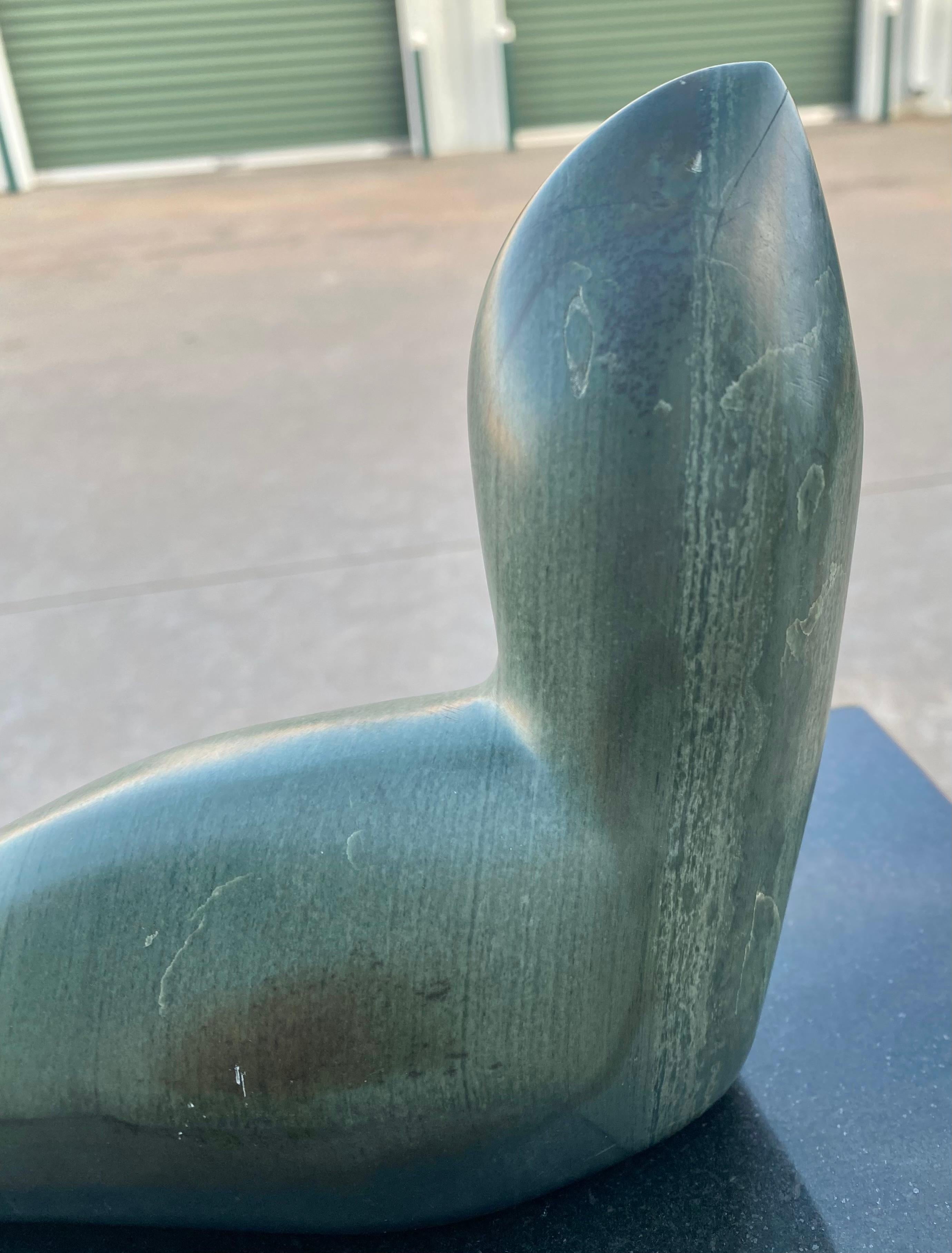Inuit Siegel-Skulptur auf schwarzem Marmorsockel (1980) (amerikanisch) im Angebot