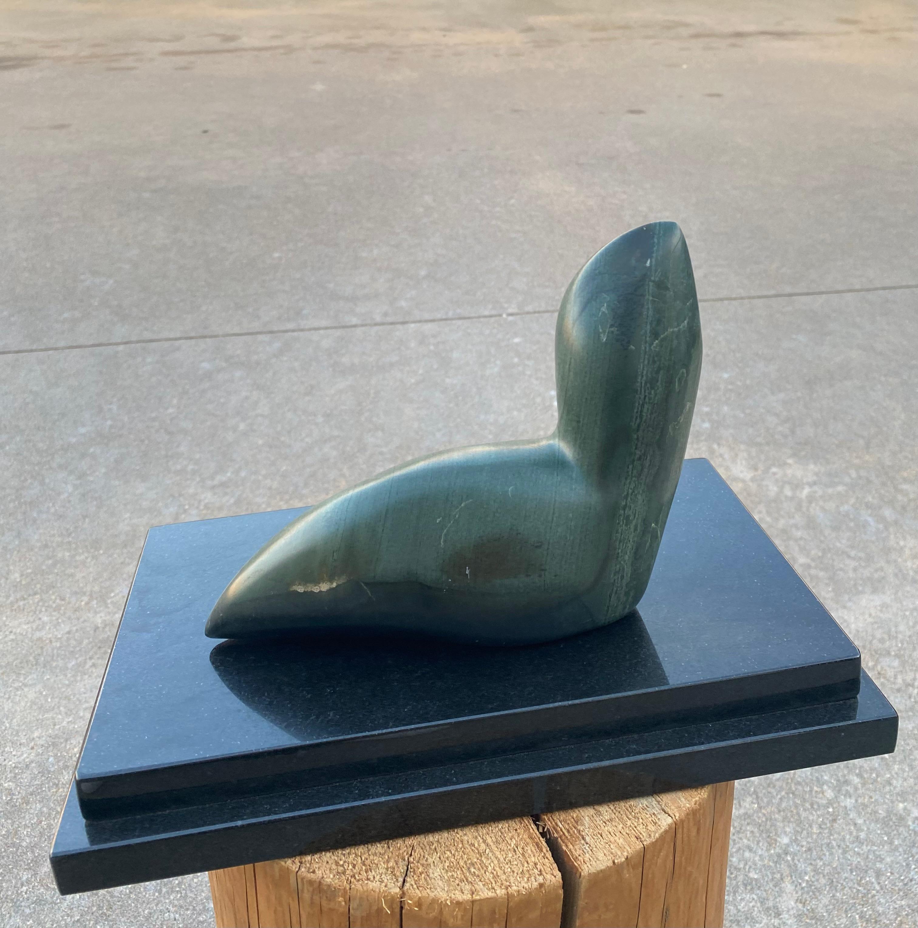 Inuit Siegel-Skulptur auf schwarzem Marmorsockel (1980) (Geschnitzt) im Angebot