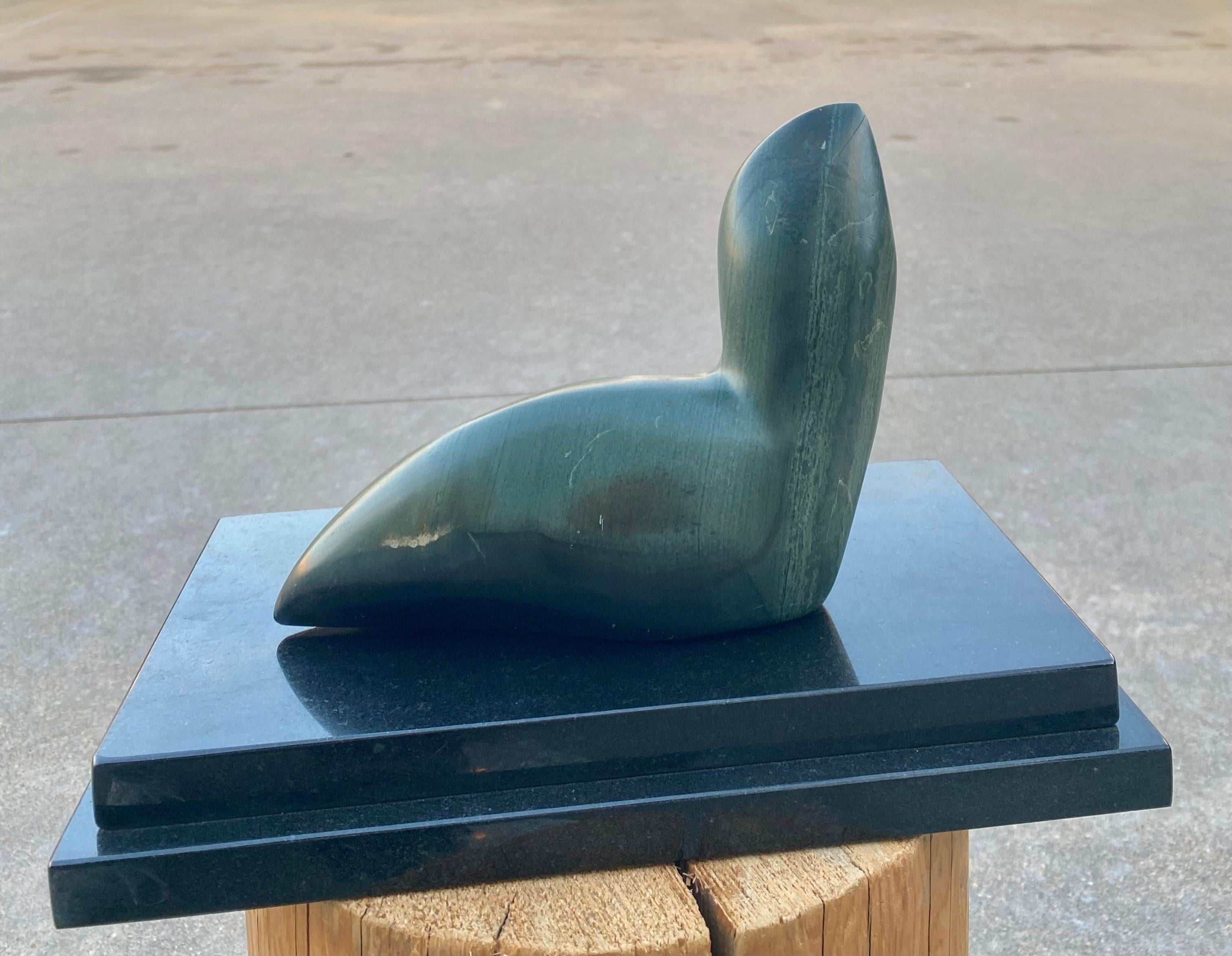 Inuit Siegel-Skulptur auf schwarzem Marmorsockel (1980) im Zustand „Gut“ im Angebot in Round Top, TX
