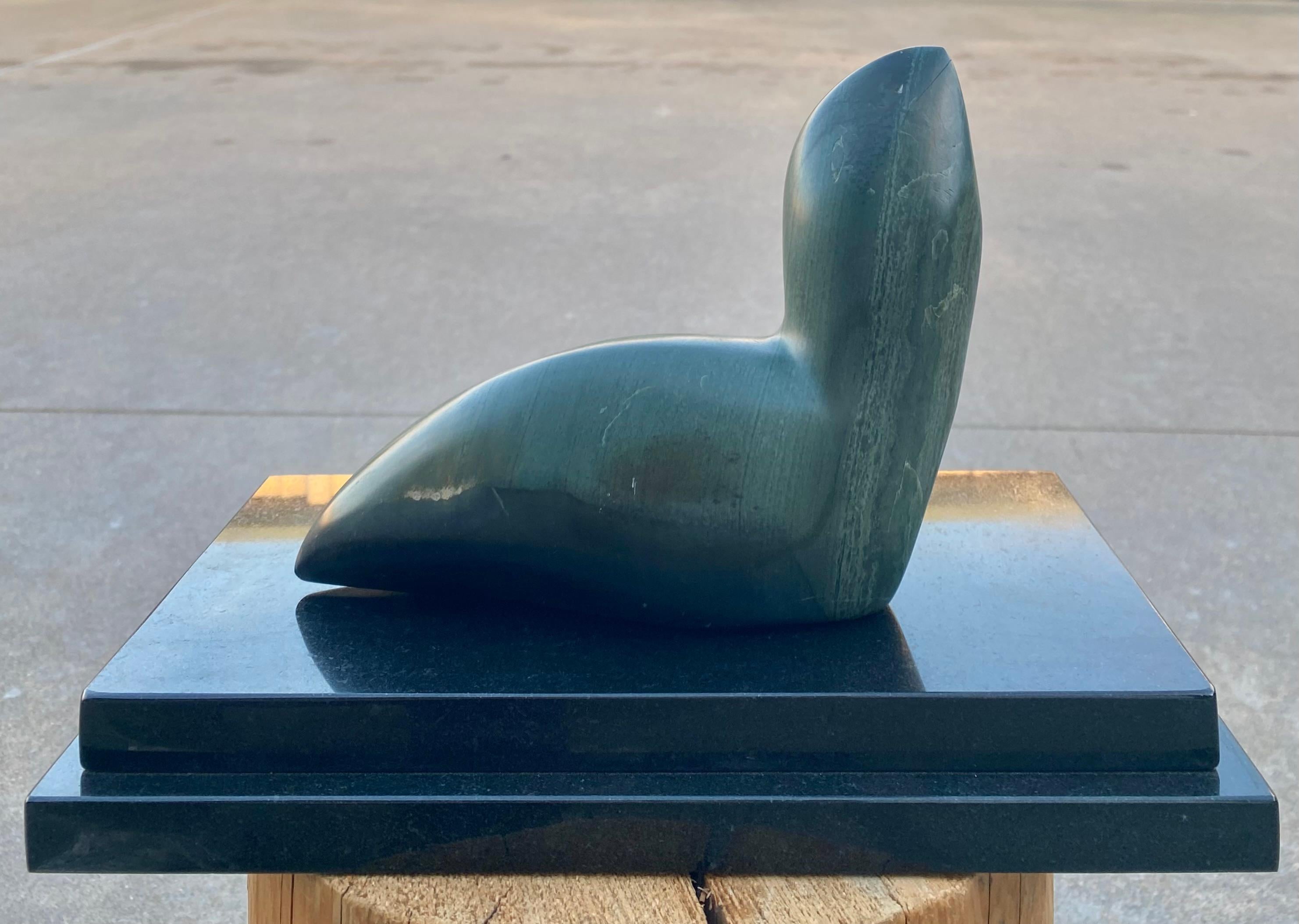 Inuit Siegel-Skulptur auf schwarzem Marmorsockel (1980) (20. Jahrhundert) im Angebot