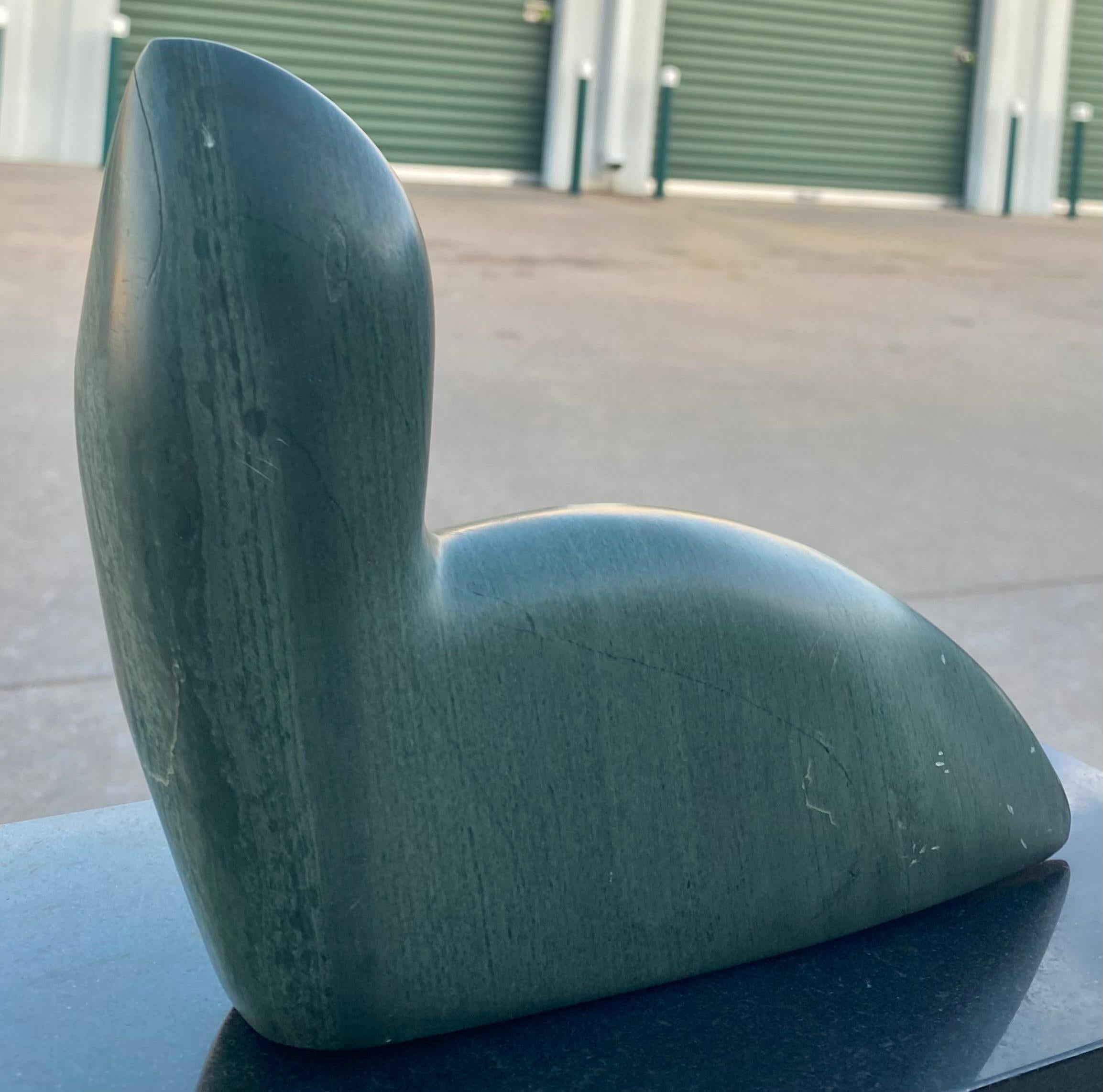 Inuit Siegel-Skulptur auf schwarzem Marmorsockel (1980) (Speckstein) im Angebot