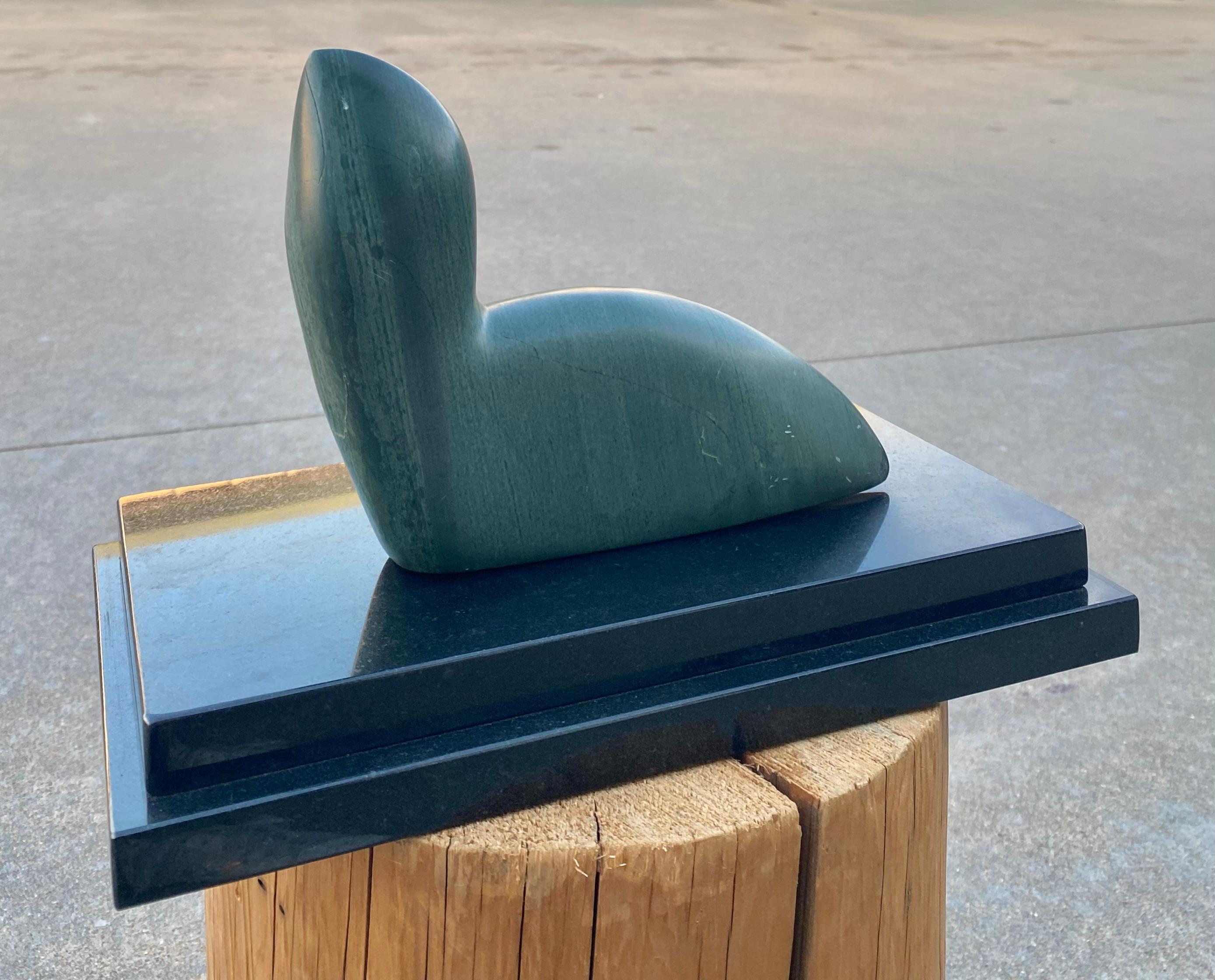 Inuit Siegel-Skulptur auf schwarzem Marmorsockel (1980) im Angebot 1