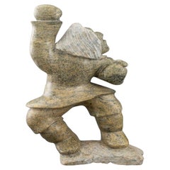 Sculpture en pierre ollaire Inuit d'un danseur au tambour