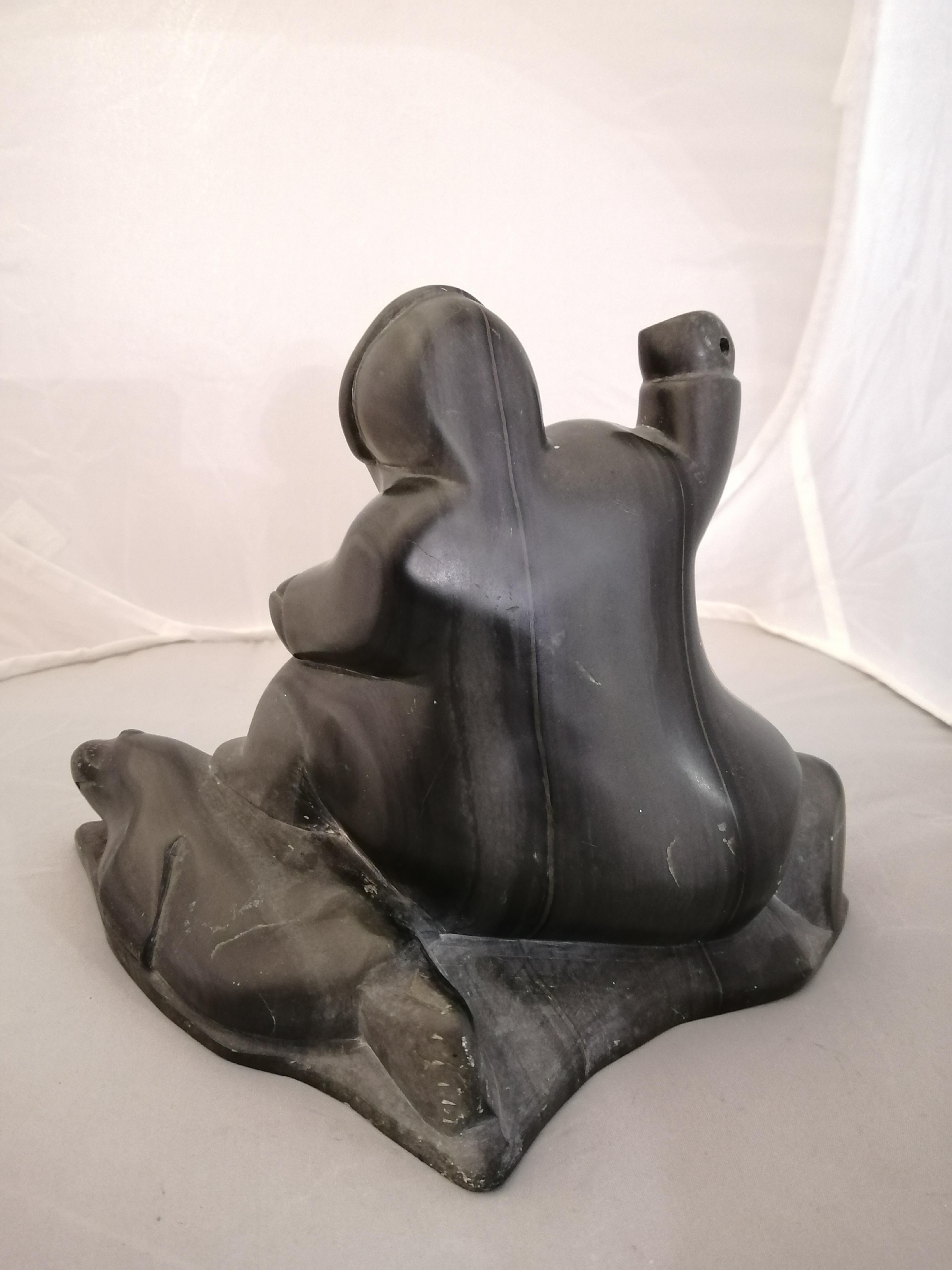 Sculpté à la main Chasseur de phoques inuit en pierre de savon en vente