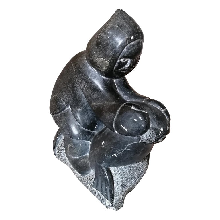 Chasseur de phoques inuit en pierre de savon En vente sur 1stDibs