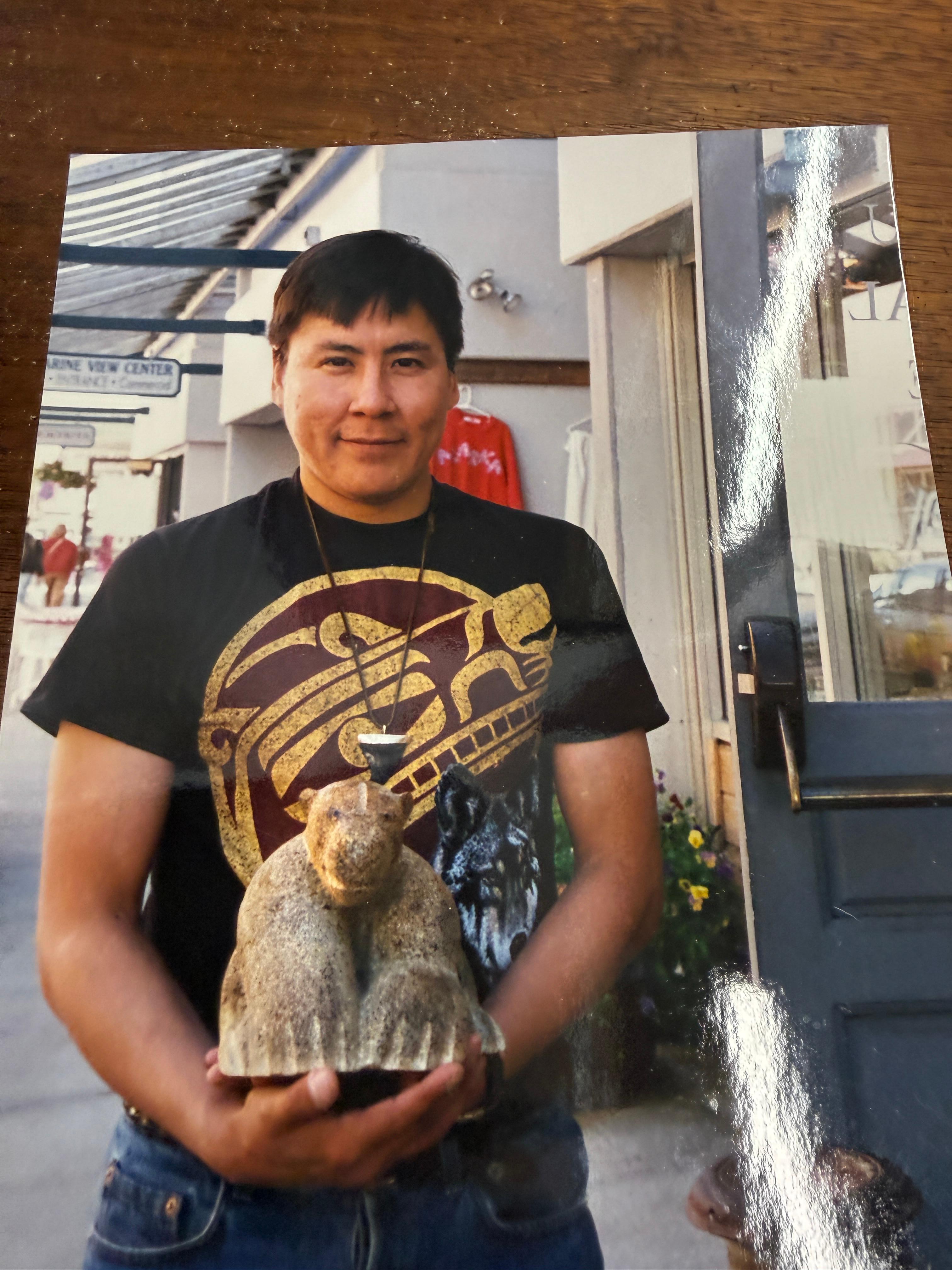 Inuit Wilson Oozeva Carving of Polar Bear en vente 3