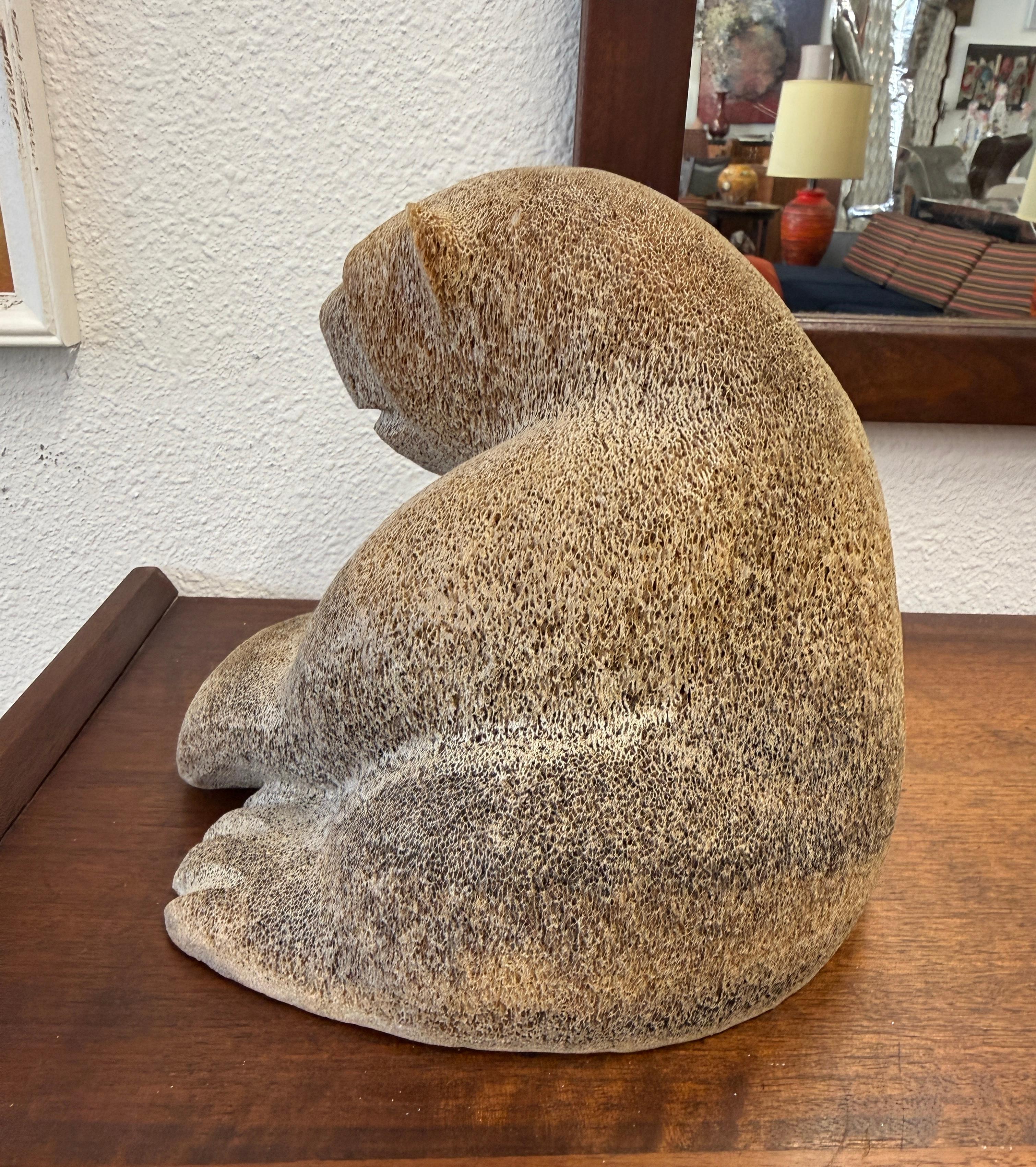 Sculpté à la main Inuit Wilson Oozeva Carving of Polar Bear en vente