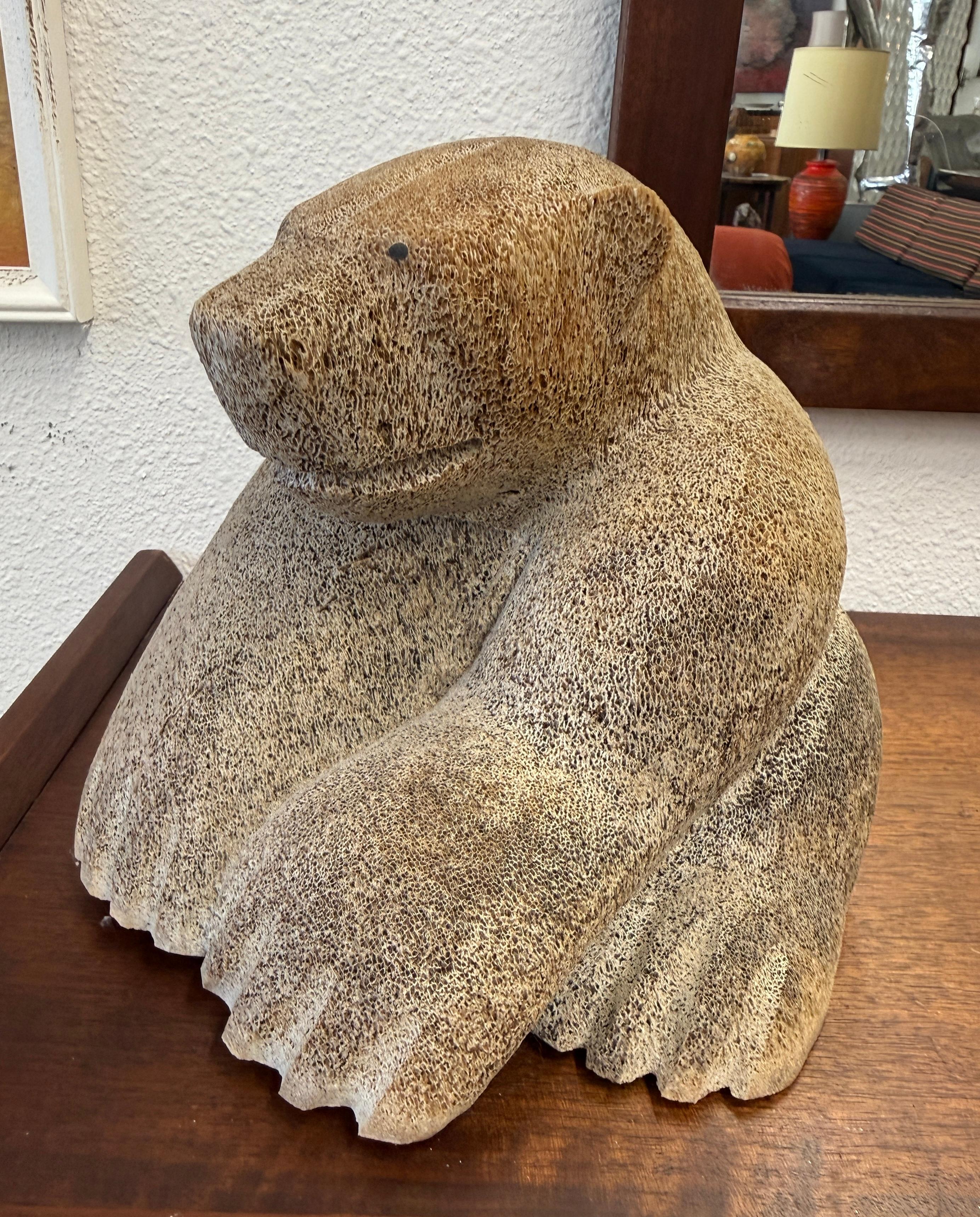 Inuit Wilson Oozeva Carving of Polar Bear Bon état - En vente à Palm Springs, CA