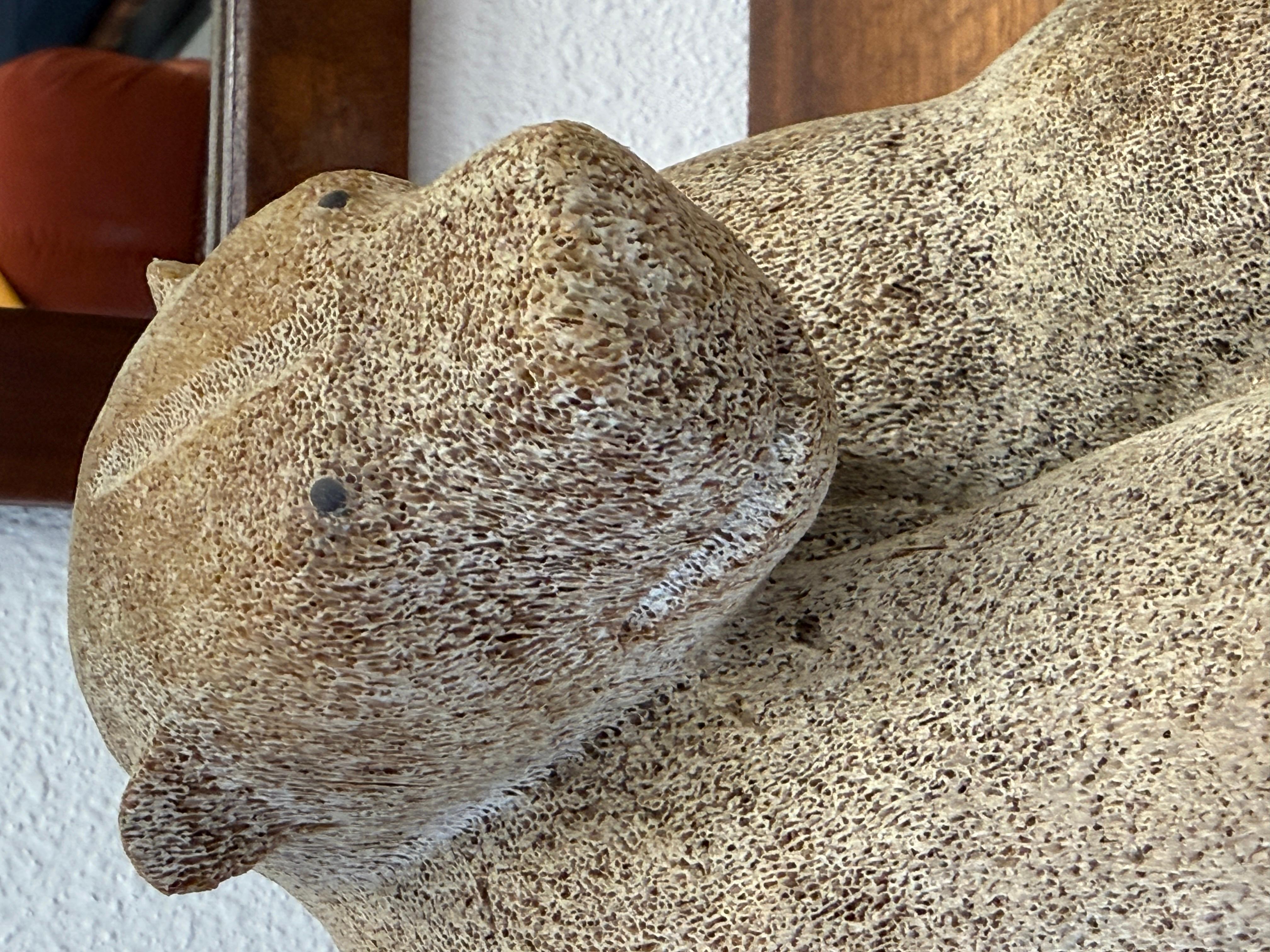 Fin du 20e siècle Inuit Wilson Oozeva Carving of Polar Bear en vente
