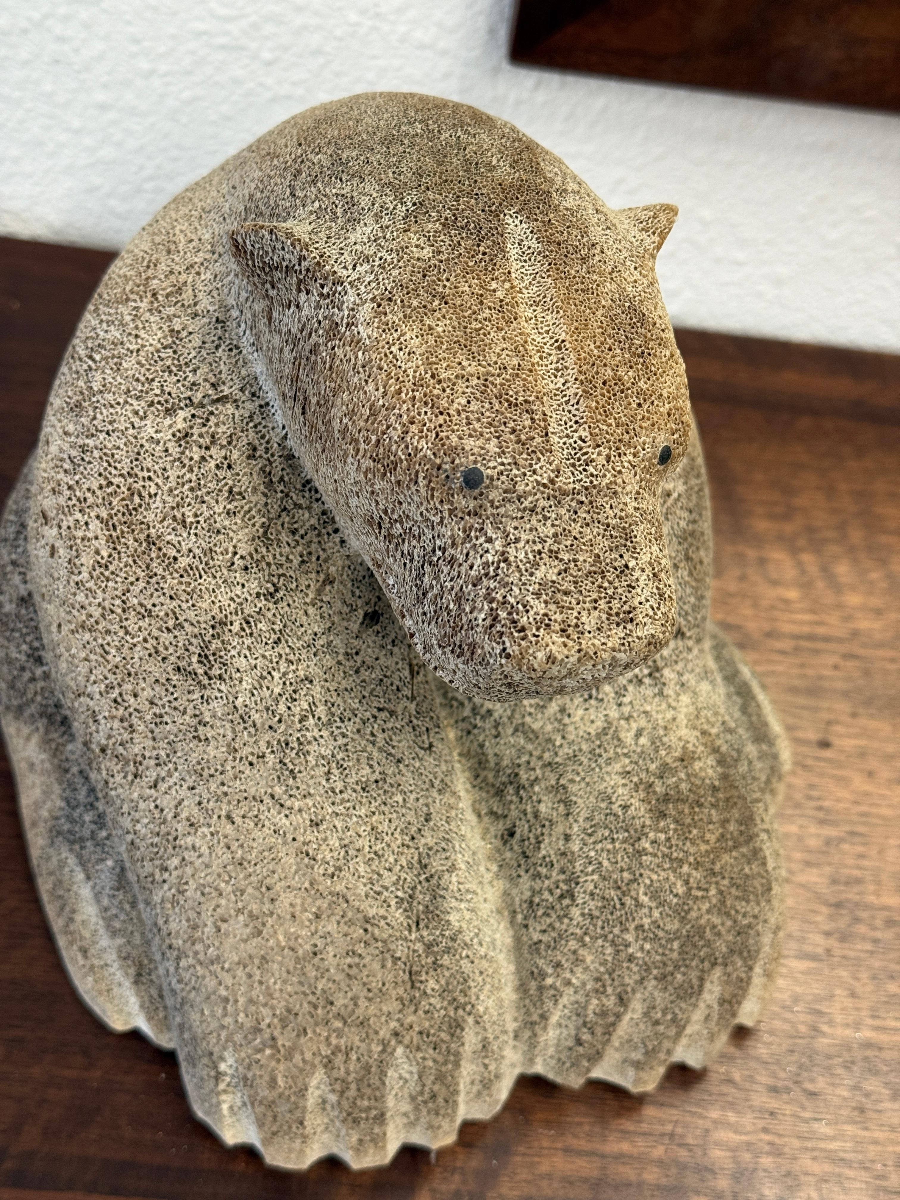 Os Inuit Wilson Oozeva Carving of Polar Bear en vente