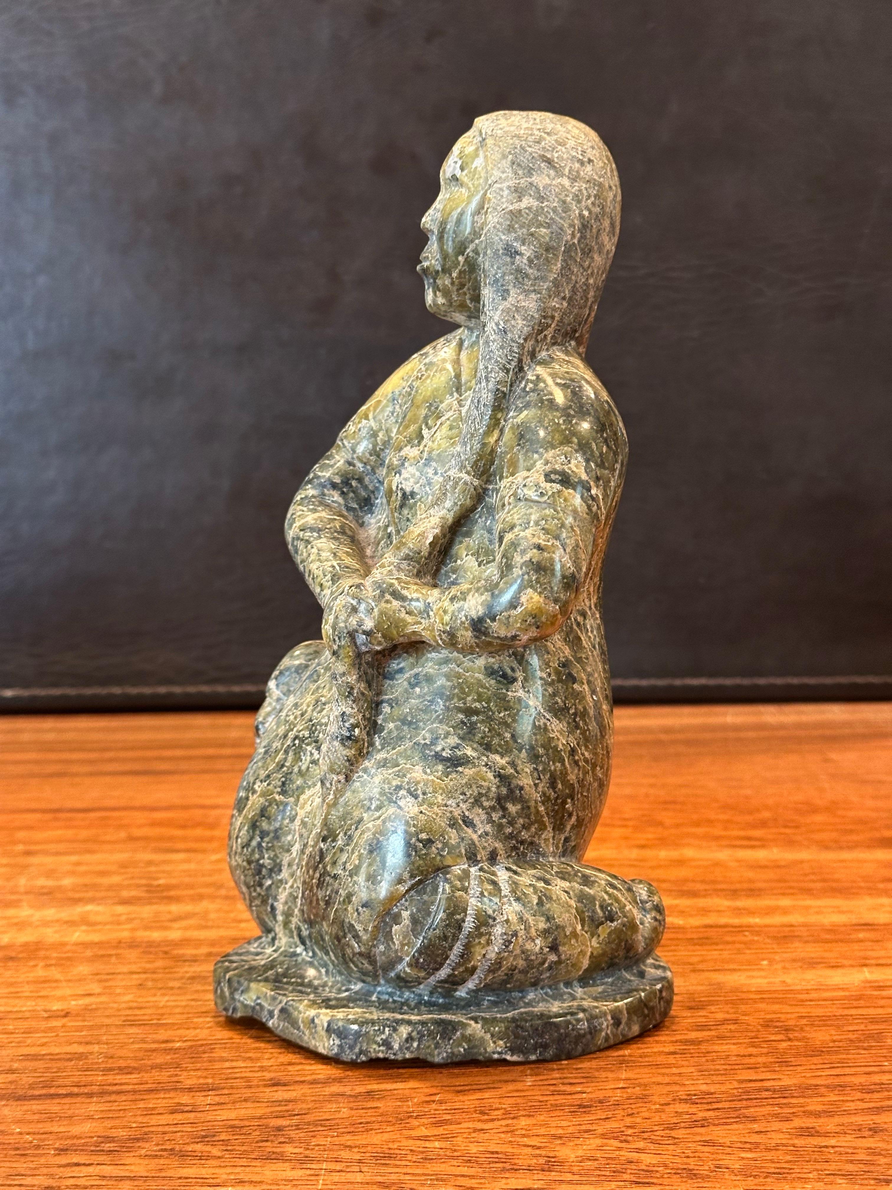Mujer y niño inuit Escultura de oso de piedra tallada a mano por Oviloo Tunnillie en venta 3