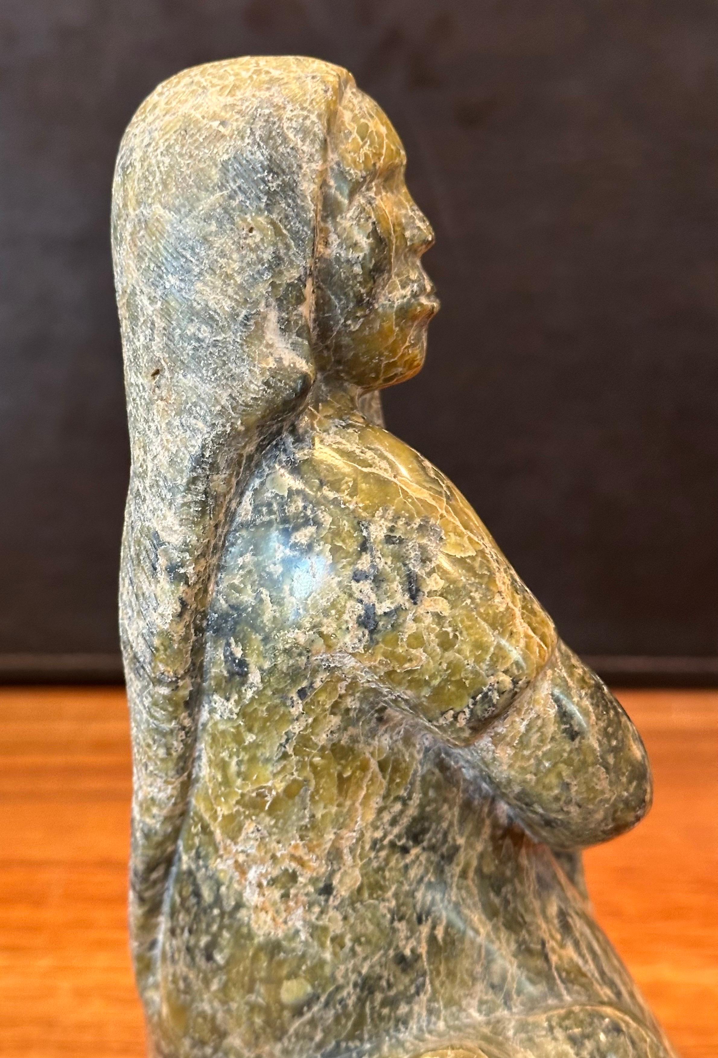 Mujer y niño inuit Escultura de oso de piedra tallada a mano por Oviloo Tunnillie en venta 5