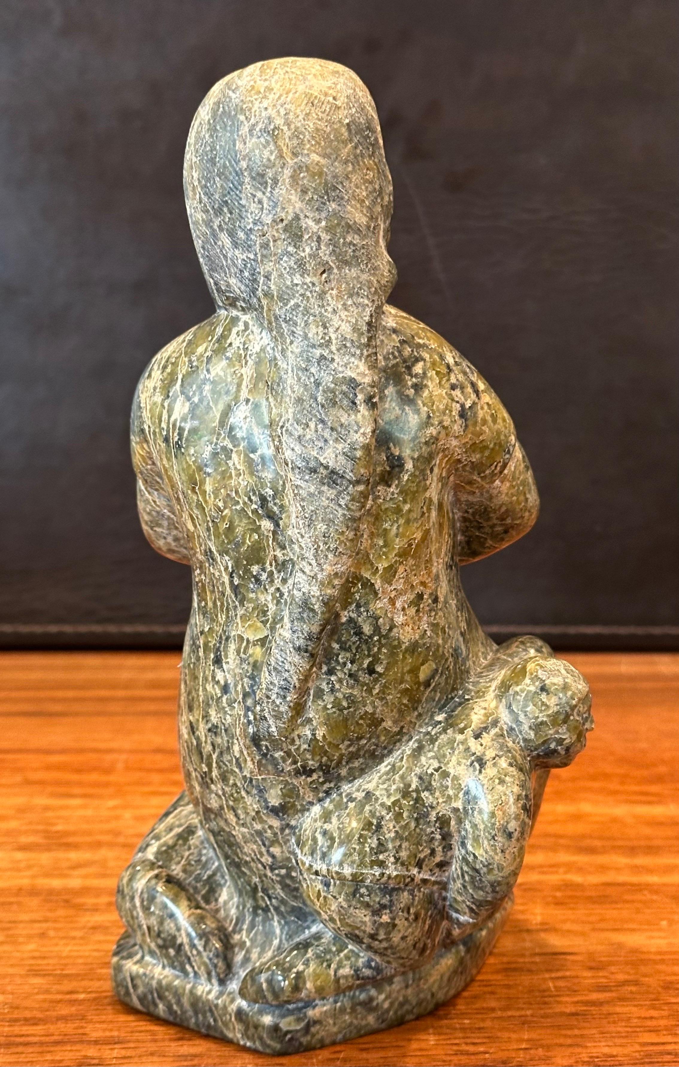 Mujer y niño inuit Escultura de oso de piedra tallada a mano por Oviloo Tunnillie en venta 6
