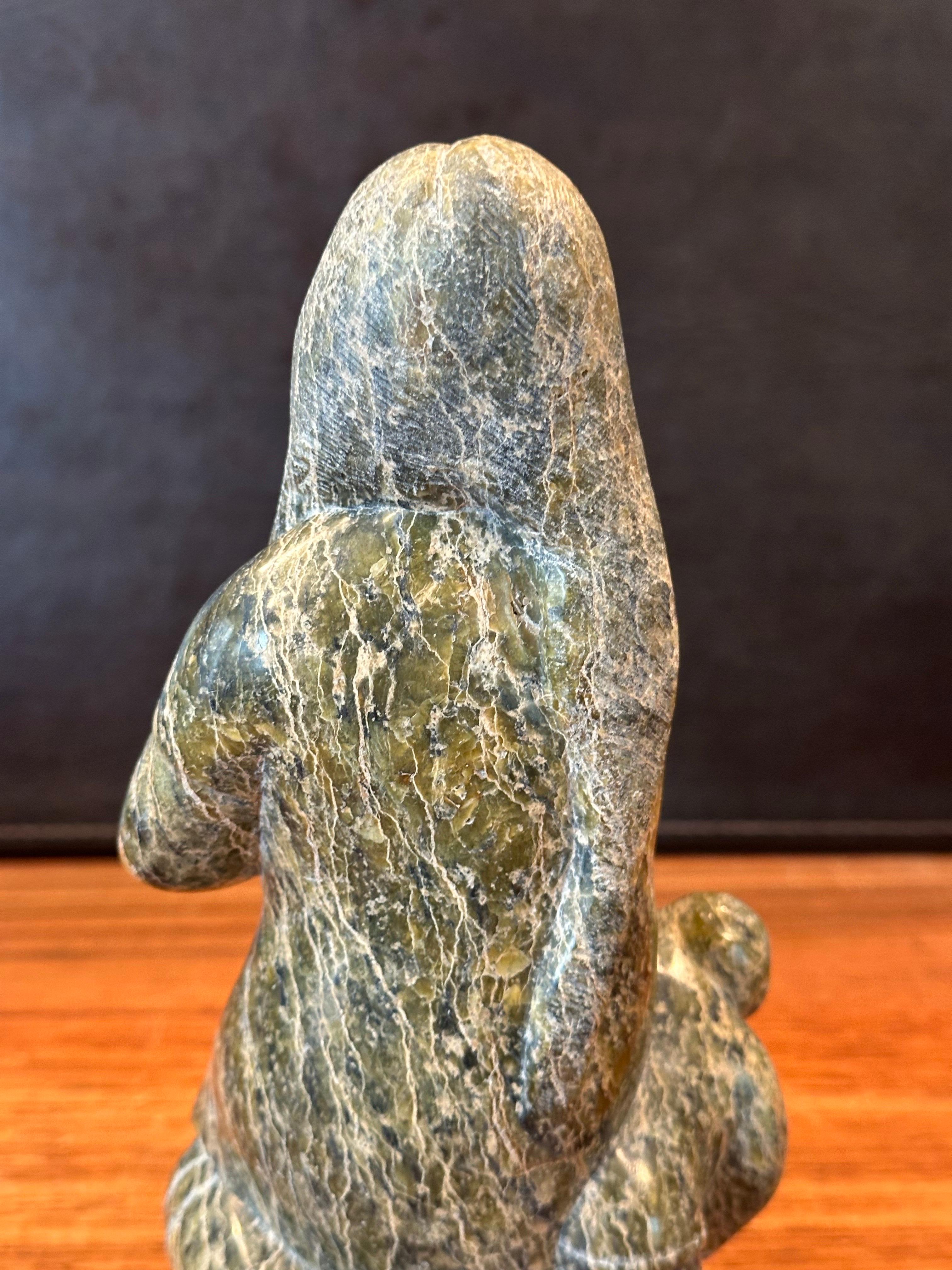 Mujer y niño inuit Escultura de oso de piedra tallada a mano por Oviloo Tunnillie en venta 7