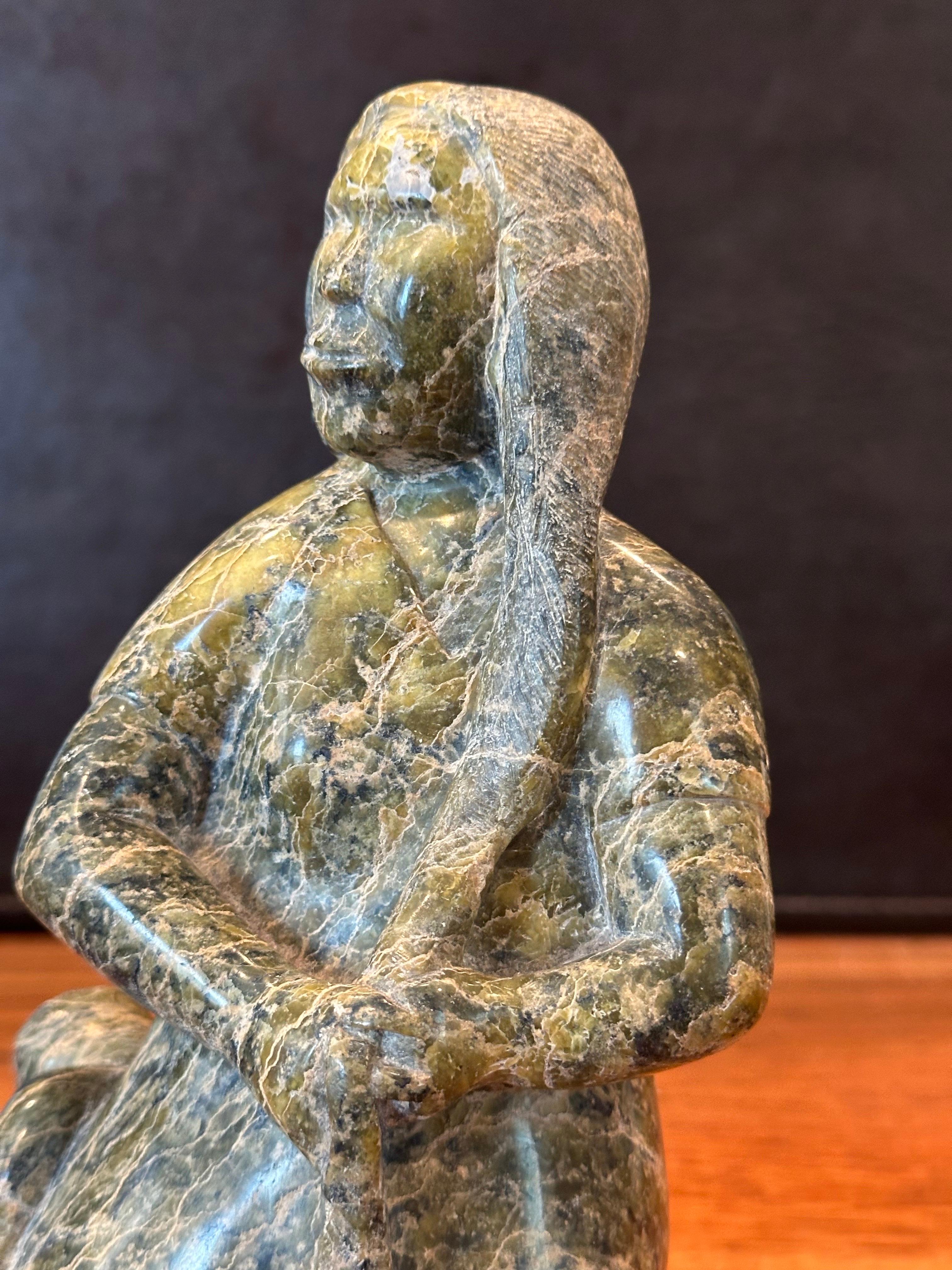 Mujer y niño inuit Escultura de oso de piedra tallada a mano por Oviloo Tunnillie en venta 8